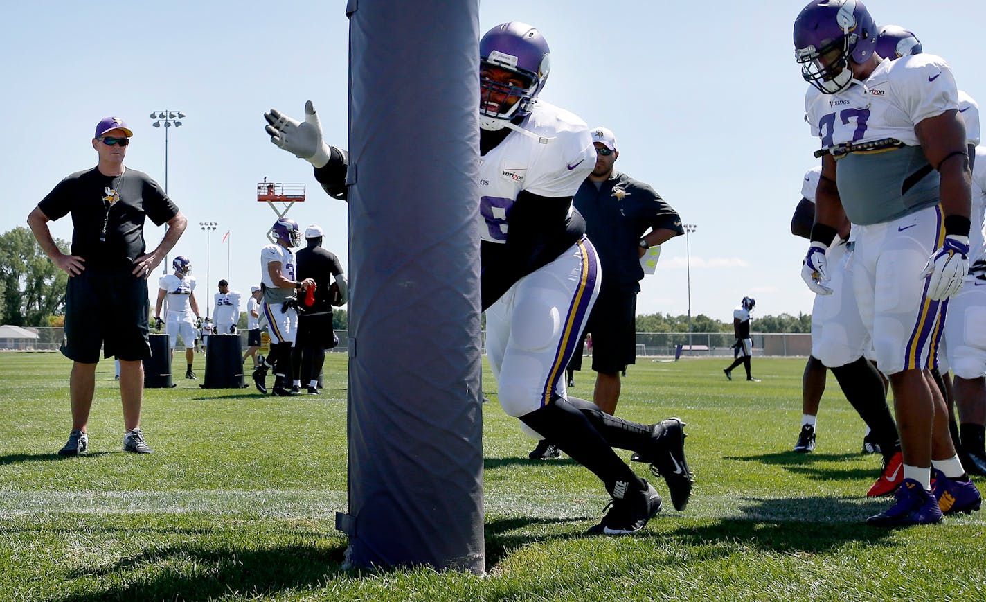 Vikings coach Mike Zimmer watched Linval Joseph, center, and the rest of the defensive linemen during an afternoon drill on Monday.