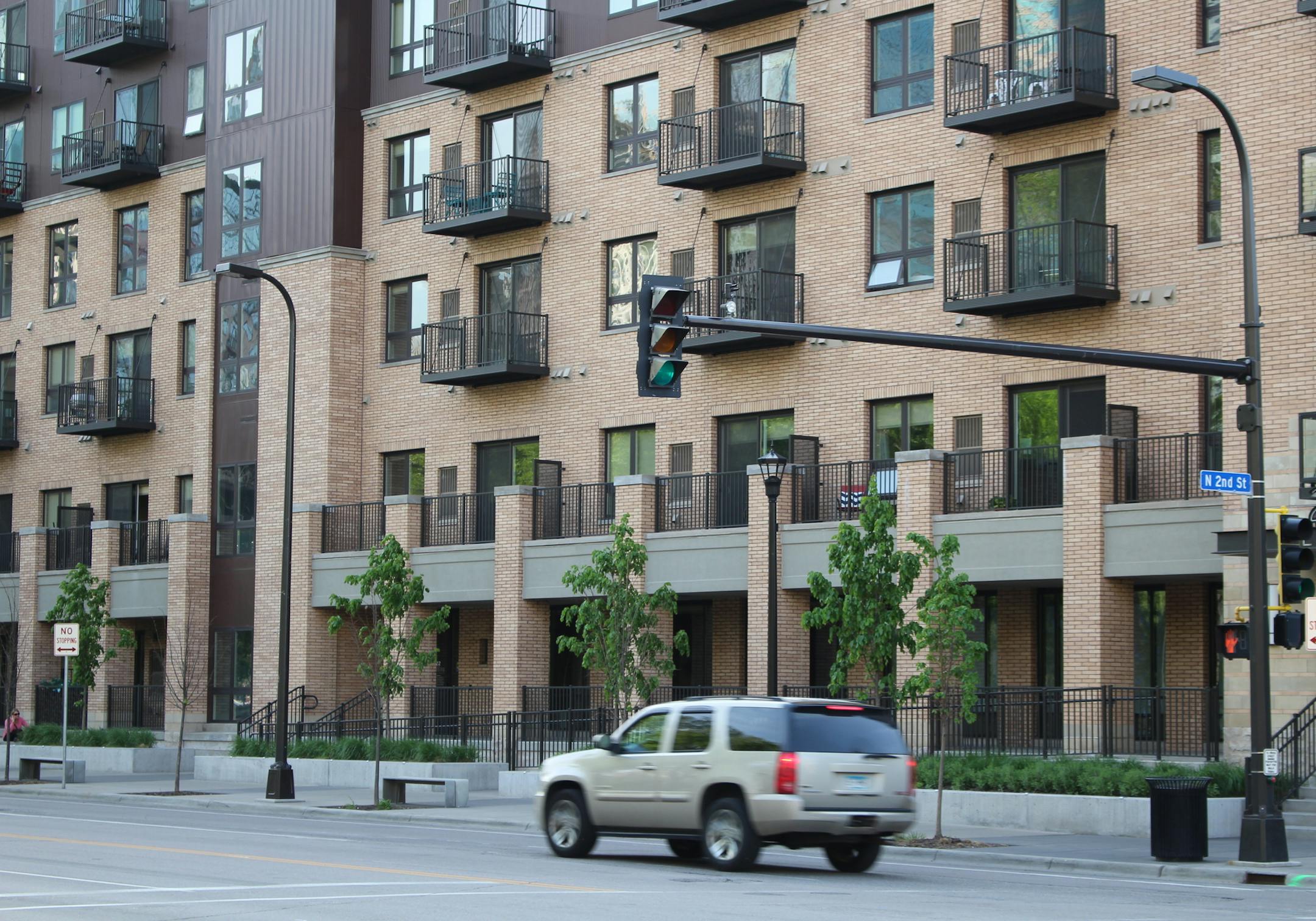The corner entrance and hidden parking at 222 Hennepin won praise from urbanist Sam Newberg, but he criticized the use of planters and fencing to separate housing units from pedestrians at street level. Newberg favors having exterior doors for first-level residences, townhome-style.