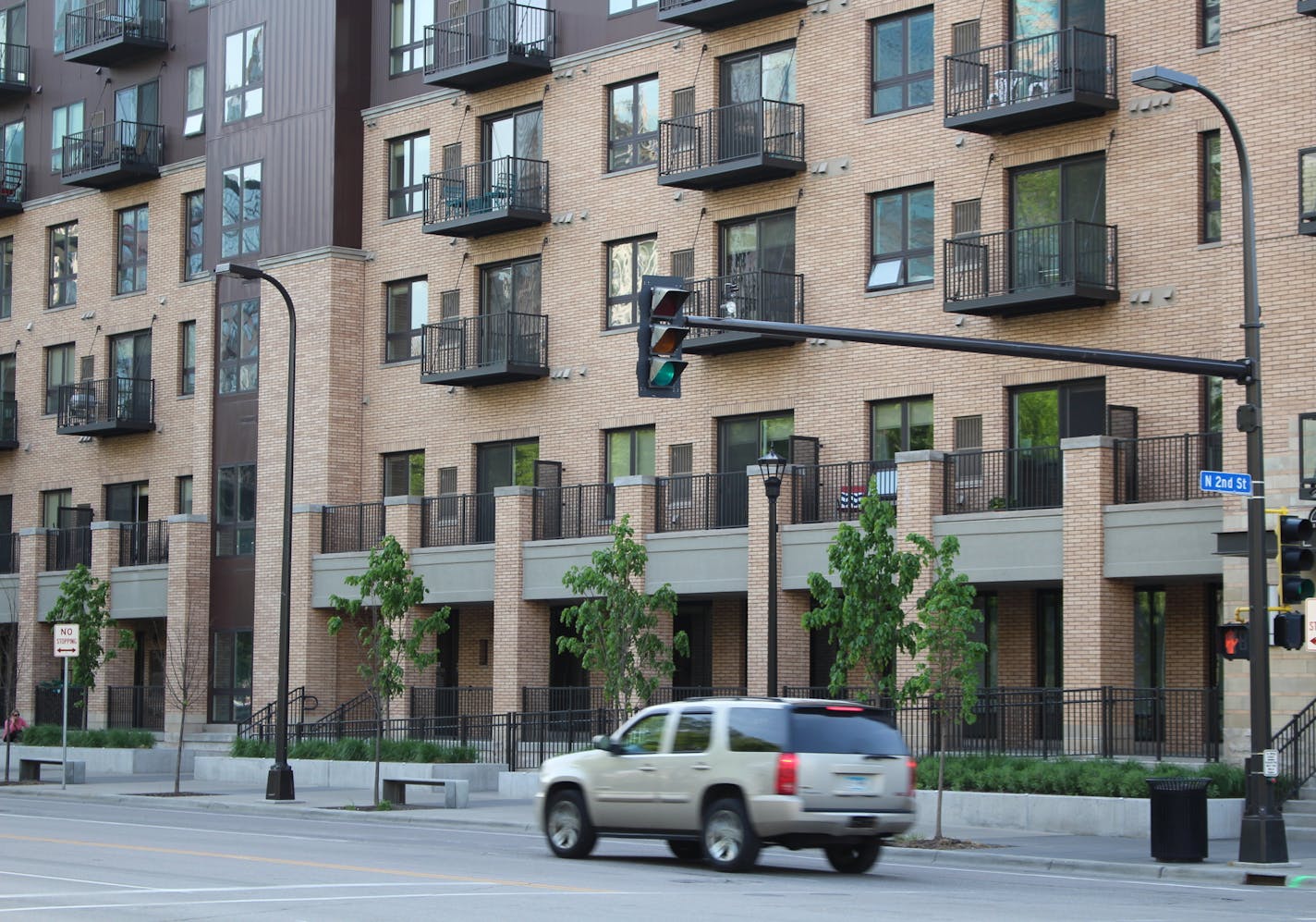 The corner entrance and hidden parking at 222 Hennepin won praise from urbanist Sam Newberg, but he criticized the use of planters and fencing to separate housing units from pedestrians at street level. Newberg favors having exterior doors for first-level residences, townhome-style.