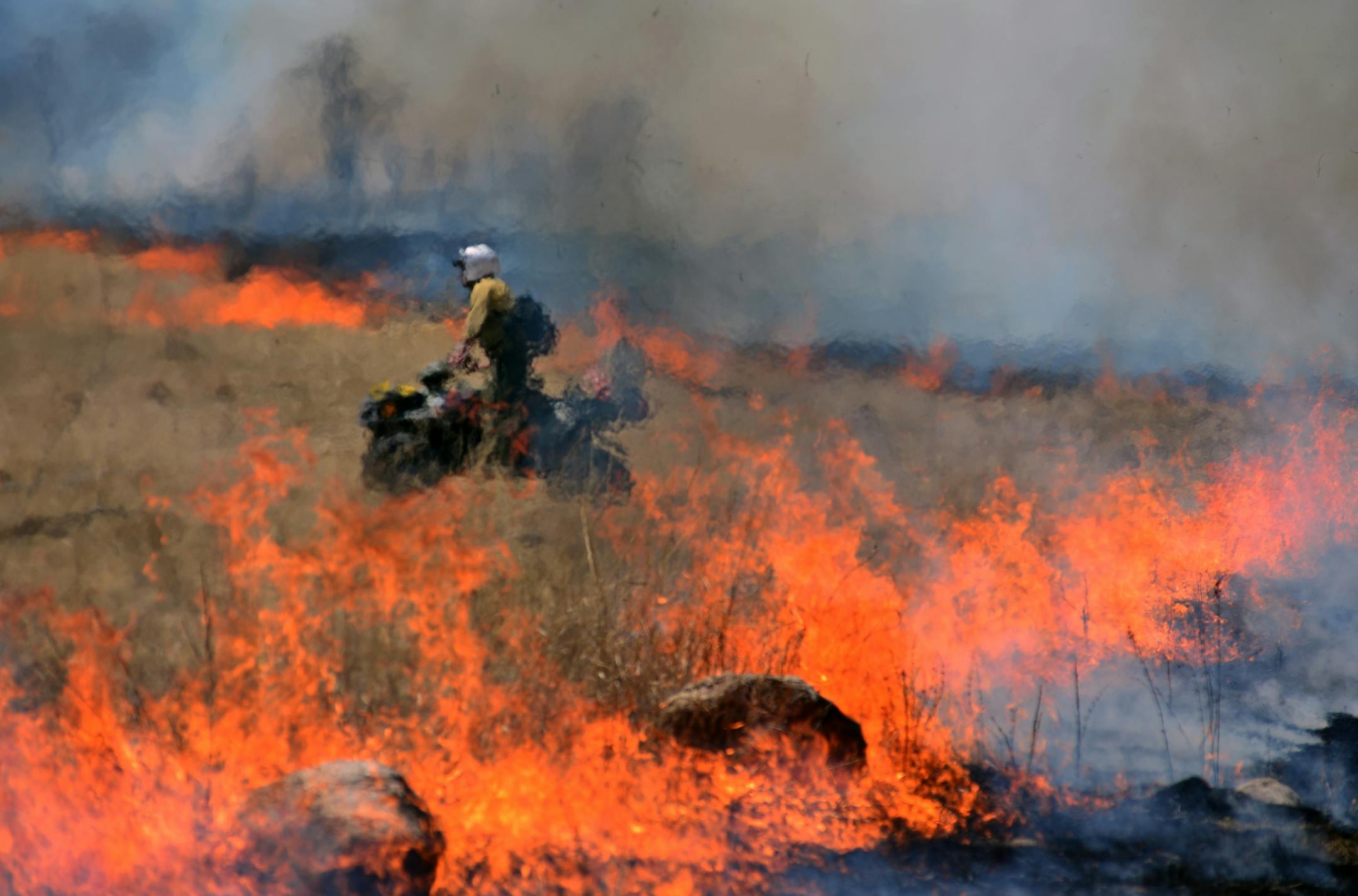 An ATV with a drip torch lit the interior fire of the prescribed burn. ] The controlled burn at Minnesota Valley National Wildlife Refuge targeted about 200 acres of oak savannah and native prairie grass. Richard.Sennott@startribune.com Richard Sennott/Star Tribune Shakopee Minn. Thursday 5/05/2014) ** (cq)