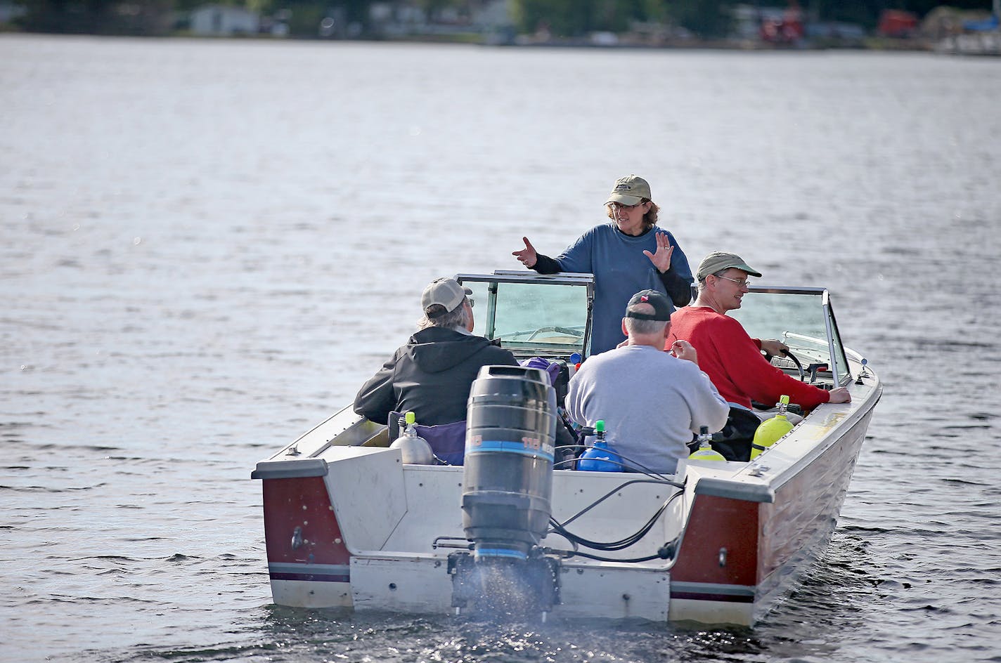 Archeologist Ann Merriman, center, led a team on Lake Minnetonka to begin diving to investigate and help identify shipwrecks, Tuesday, June 2, 2015. ] (ELIZABETH FLORES/STAR TRIBUNE) ELIZABETH FLORES &#x2022; eflores@startribune.com