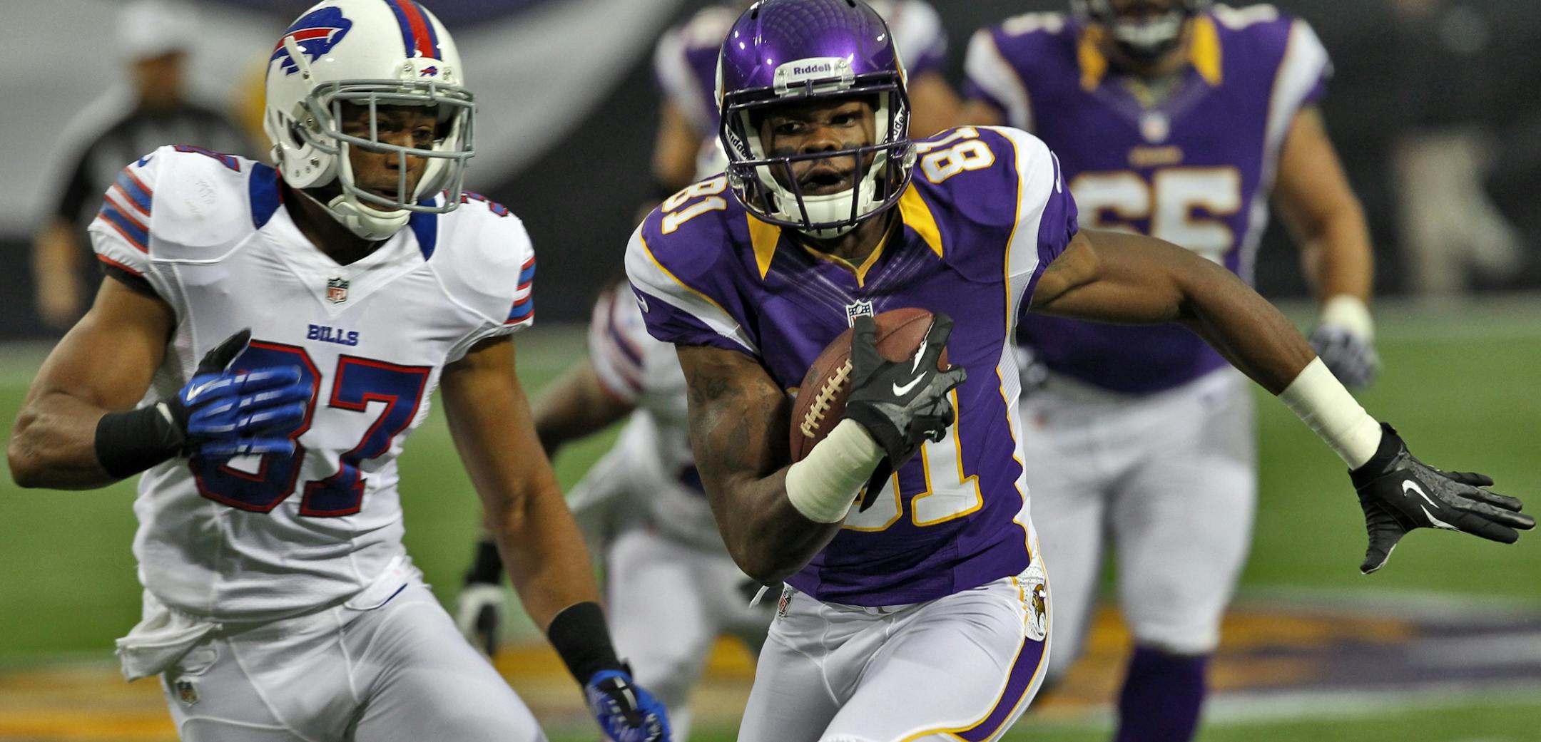 Minnesota Vikings vs. Buffalo Bills. Vikings receiver Jerome Simpson ran away from Bills defender George Wilson in first hallf action. (MARLIN LEVISON/STARTRIBUNE(mlevison@startribune.com