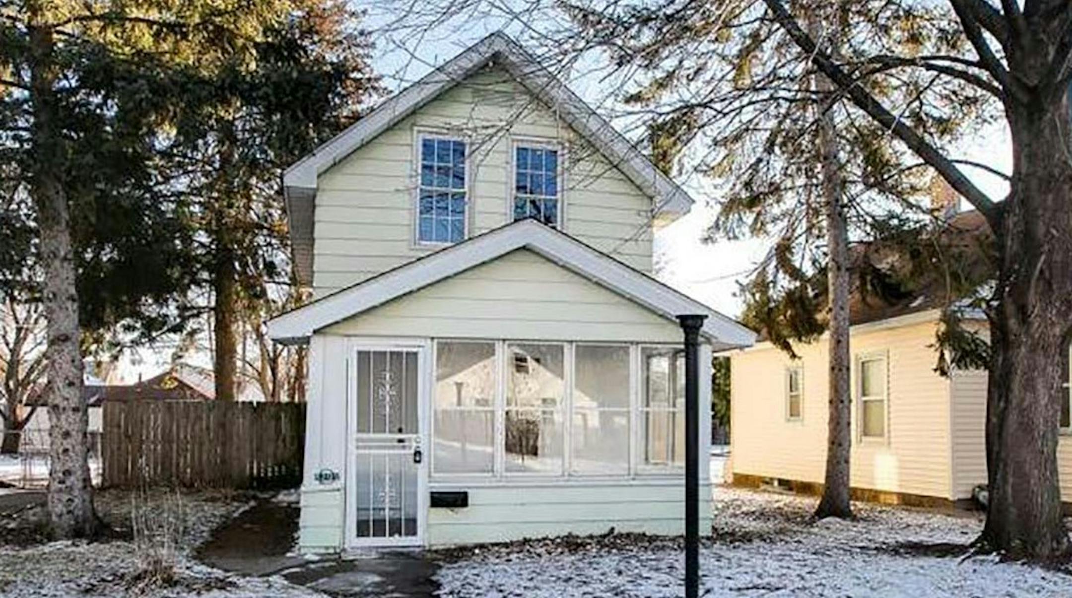 Minneapolis
Built in 1911, this one-bedroom, one-bath house located in the Hiawatha neighborhood has 672 square feet and features an upper level bedroom, updated kitchen, porch, unfinished basement, fenced yard and one-car detached garage. and a one-car detached garage. Listed by Moe Mossa, Savvy Avenue, 612-490-1268.