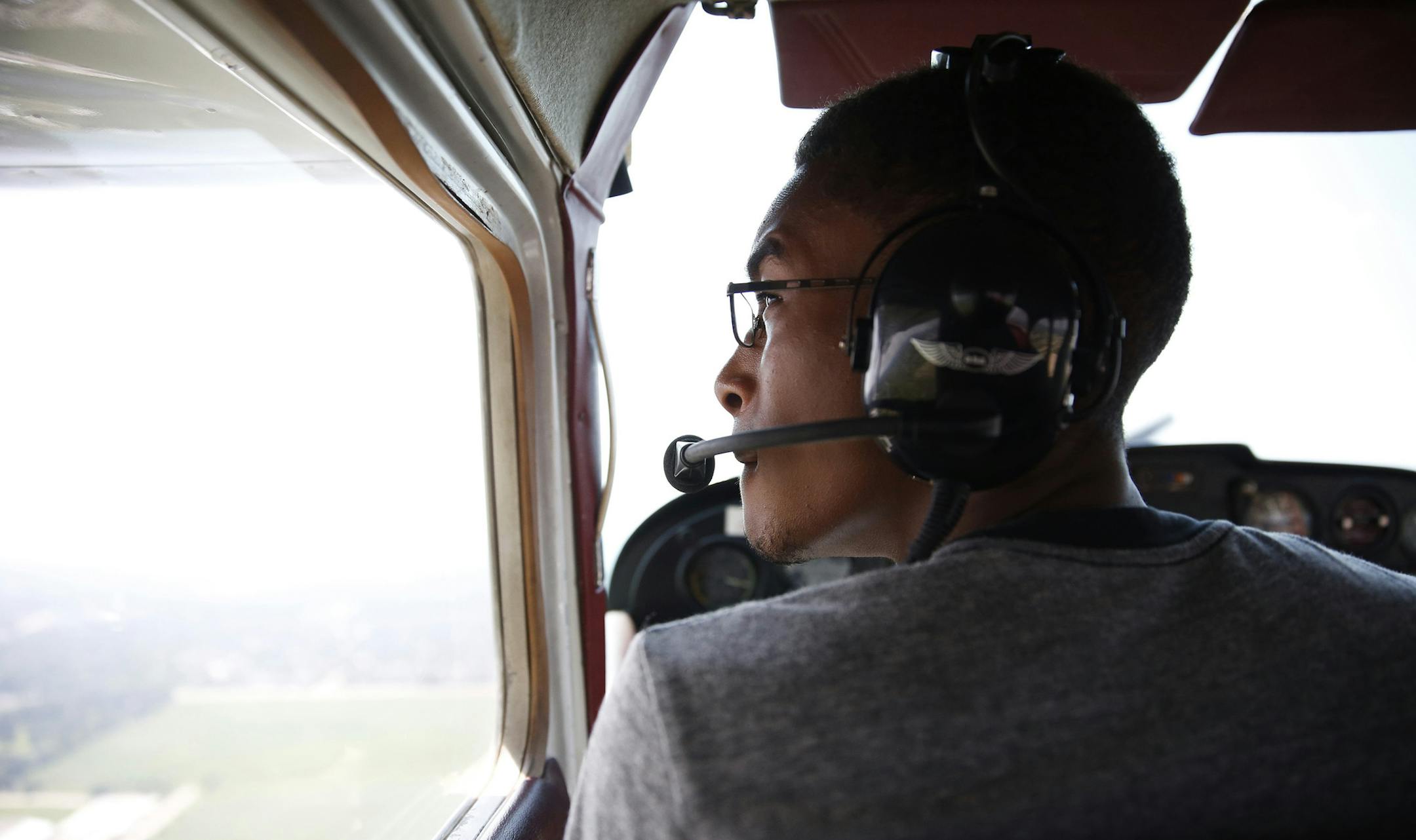 Hasan Swain, 17, during a instructed flight over DuPage Country Airport in on July 10, 2015 in West Chicago, Ill. (Michael Noble Jr./Chicago Tribune/TNS)