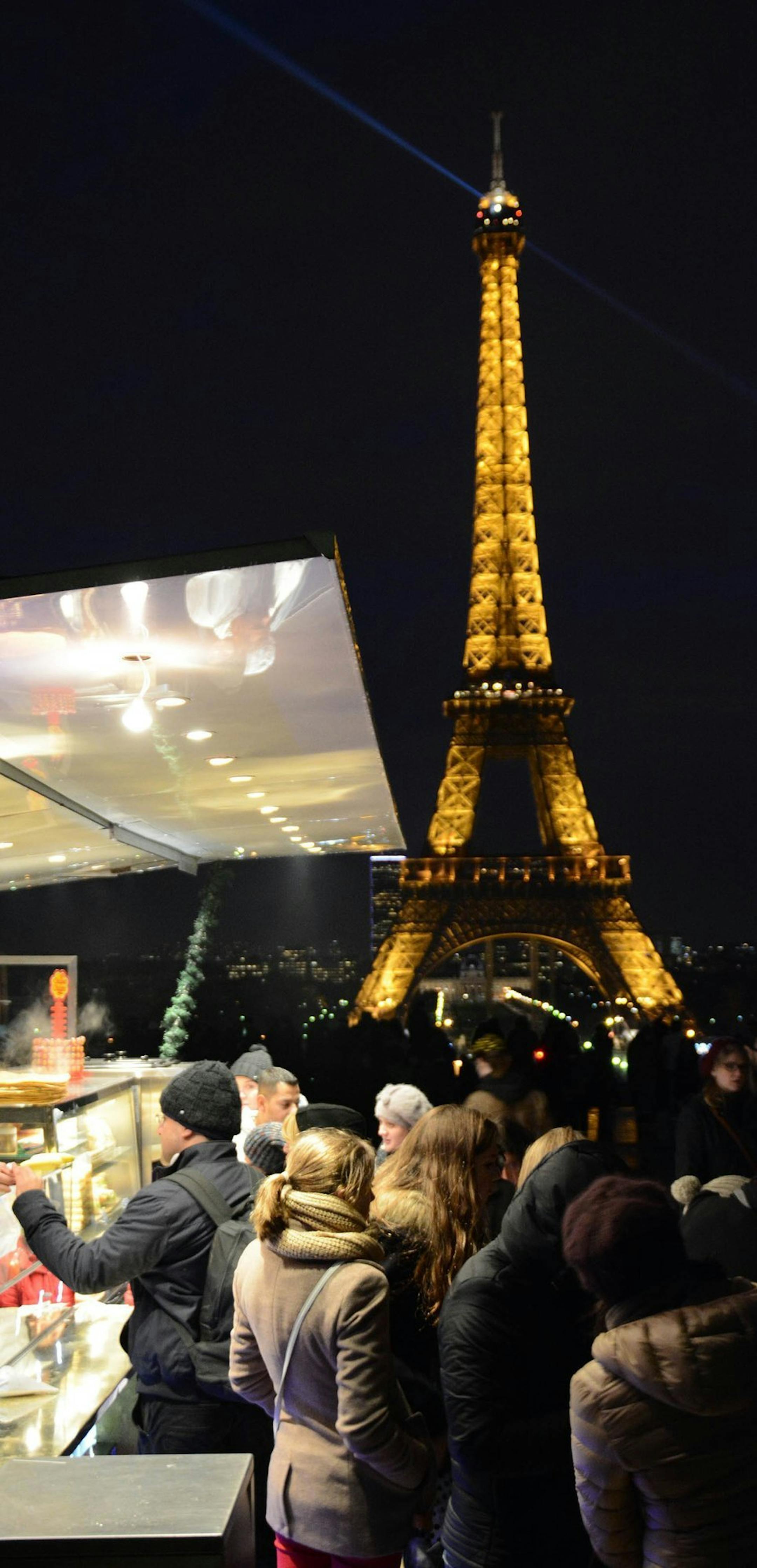 One way to save money when traveling is to grab a bite from a food kiosk or stand. In Paris, there were two such kiosks at the Trocadero overlooking the Eiffel Tower, serving locals as well as visitors. The aromas were amazing! (Jill Schensul/The Record/MCT) ORG XMIT: 1148527