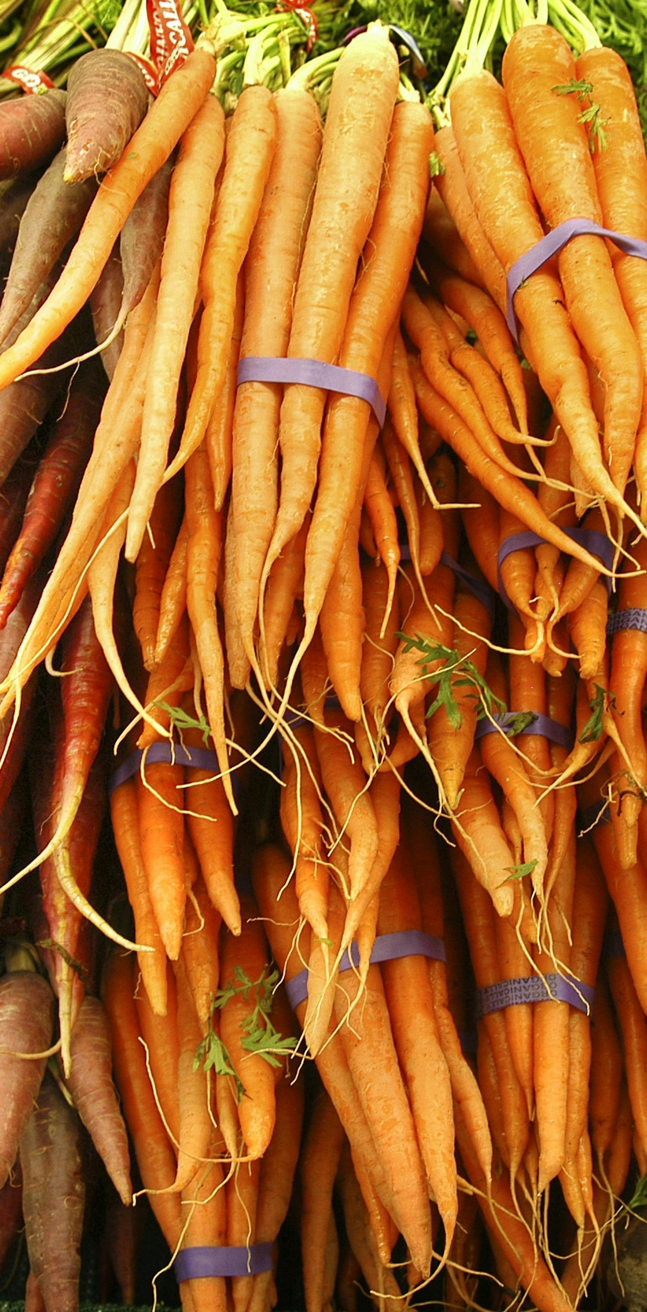 Glen Stubbe/Star Tribune Wednesday, July 20, 2005 -- Minneapolis, Minn. -- Most of the fresh vegtables at the Wedge Co-op on Lyndale Ave, Minneapolis are organic and local produce is favored. ORG XMIT: MIN2014010117575142