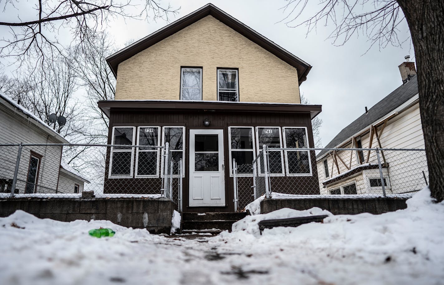 The exterior of a multiunit building in the 700 block of Jessie Street in the Payne-Phalen neighborhood left three people dead, including two children Sunday January 31, 2021 in St. Paul, MN.] Jerry Holt •Jerry.Holt@startribune.com