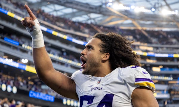 Minnesota Vikings linebacker Eric Kendricks (54) reacts to fans at the end of the game Sunday, Nov. 14, 2021 at SoFi Stadium in Inglewood, Calif. ] CA
