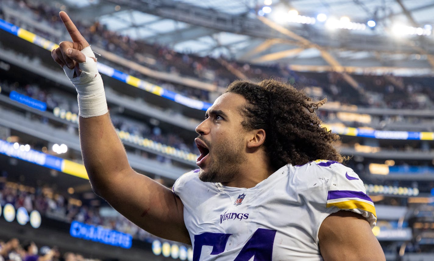 Minnesota Vikings linebacker Eric Kendricks (54) reacts to fans at the end of the game Sunday, Nov. 14, 2021 at SoFi Stadium in Inglewood, Calif. ] CARLOS GONZALEZ • cgonzalez@startribune.com