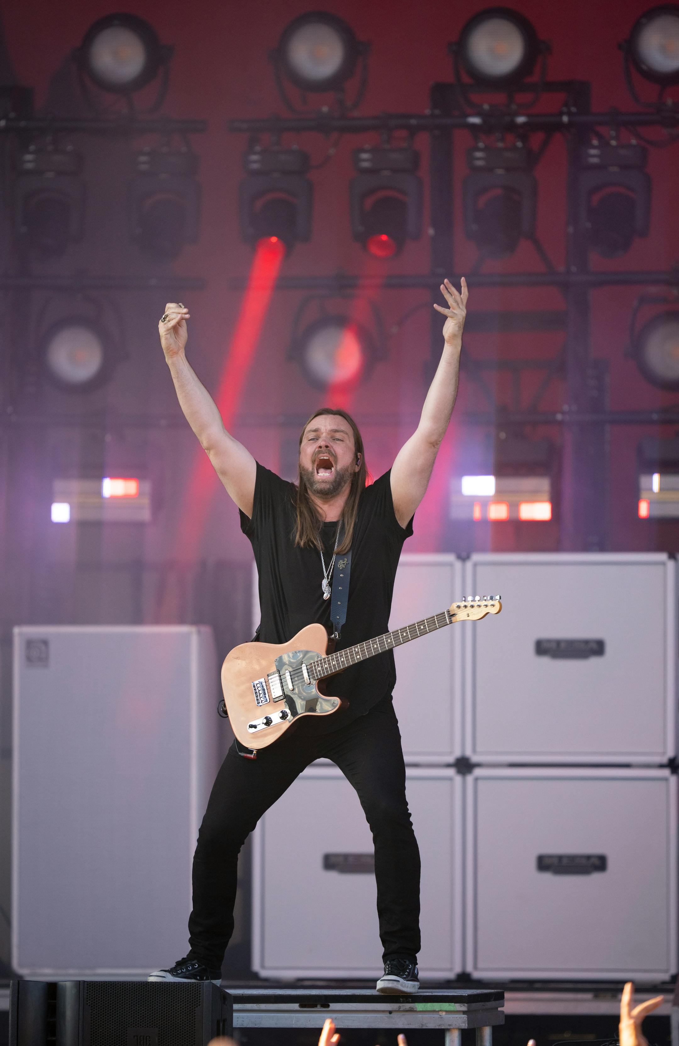 Lead guitarist Chris Traynor of Bush, opening for Alice in Chains, got the crowd pumped up as Grandstand shows got underway.