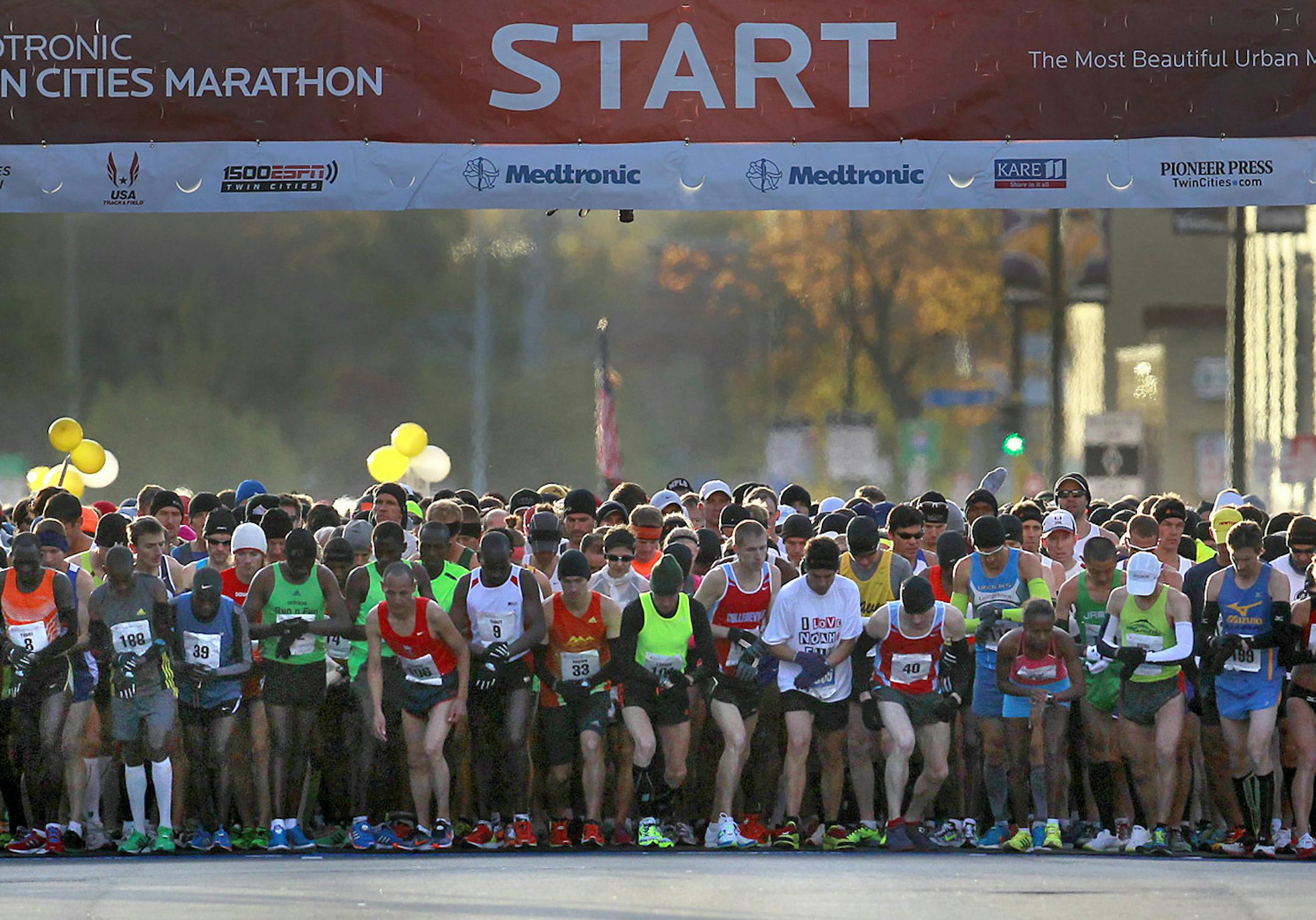 Runners lined up to start the Medtronic Twin Cities Marathon, Sunday, October 7, 2012 in Minneapolis, MN. (ELIZABETH FLORES/STAR TRIBUNE) ELIZABETH FLORES ‚Ä¢ eflores@startribune.com ORG XMIT: MIN1210071422361902