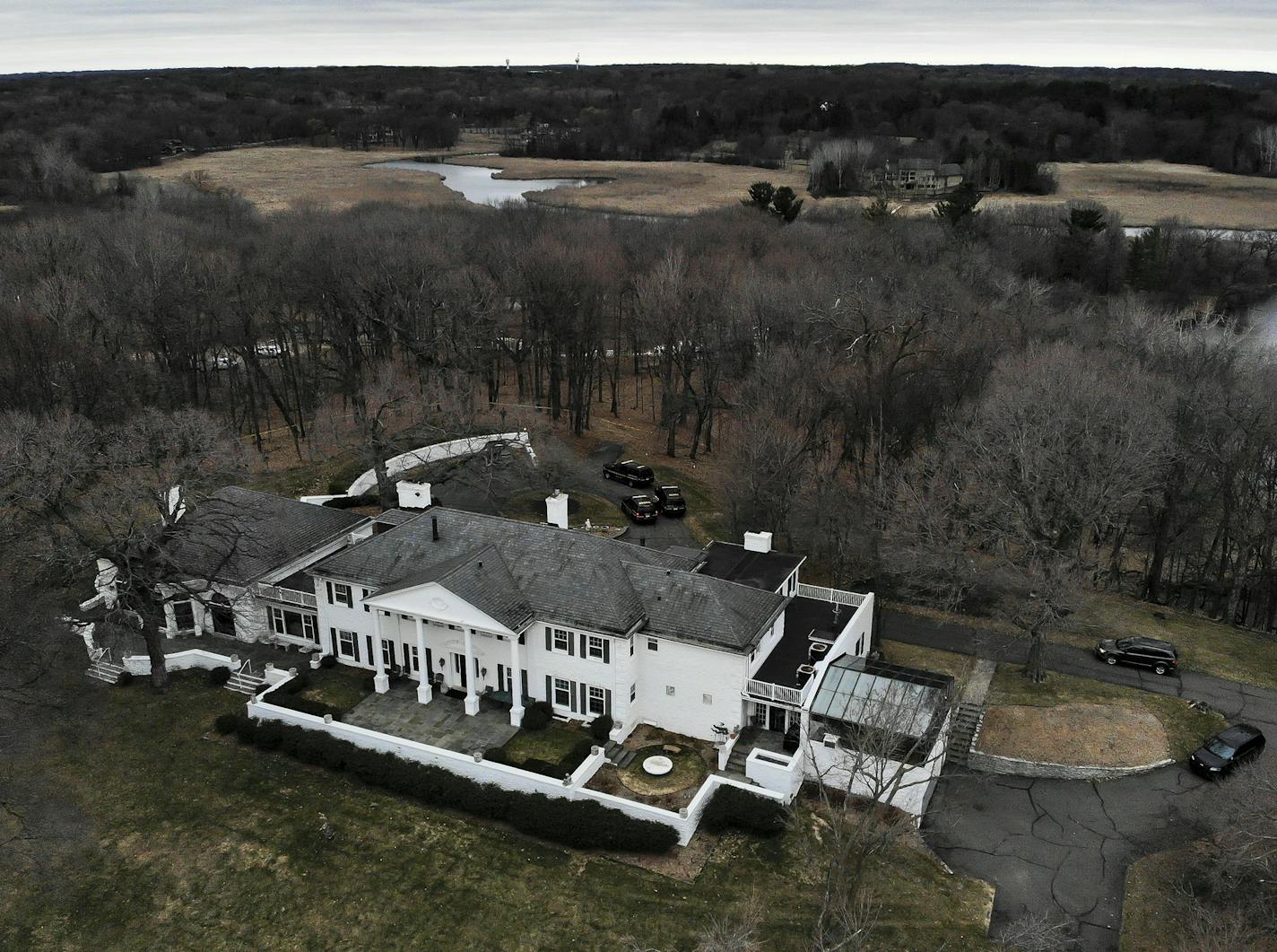 The fight among Irwin Jacobs' children broke into the open last weekend after a court order was obtained to stop an estate sale at their parents' Lake Minnetonka mansion.