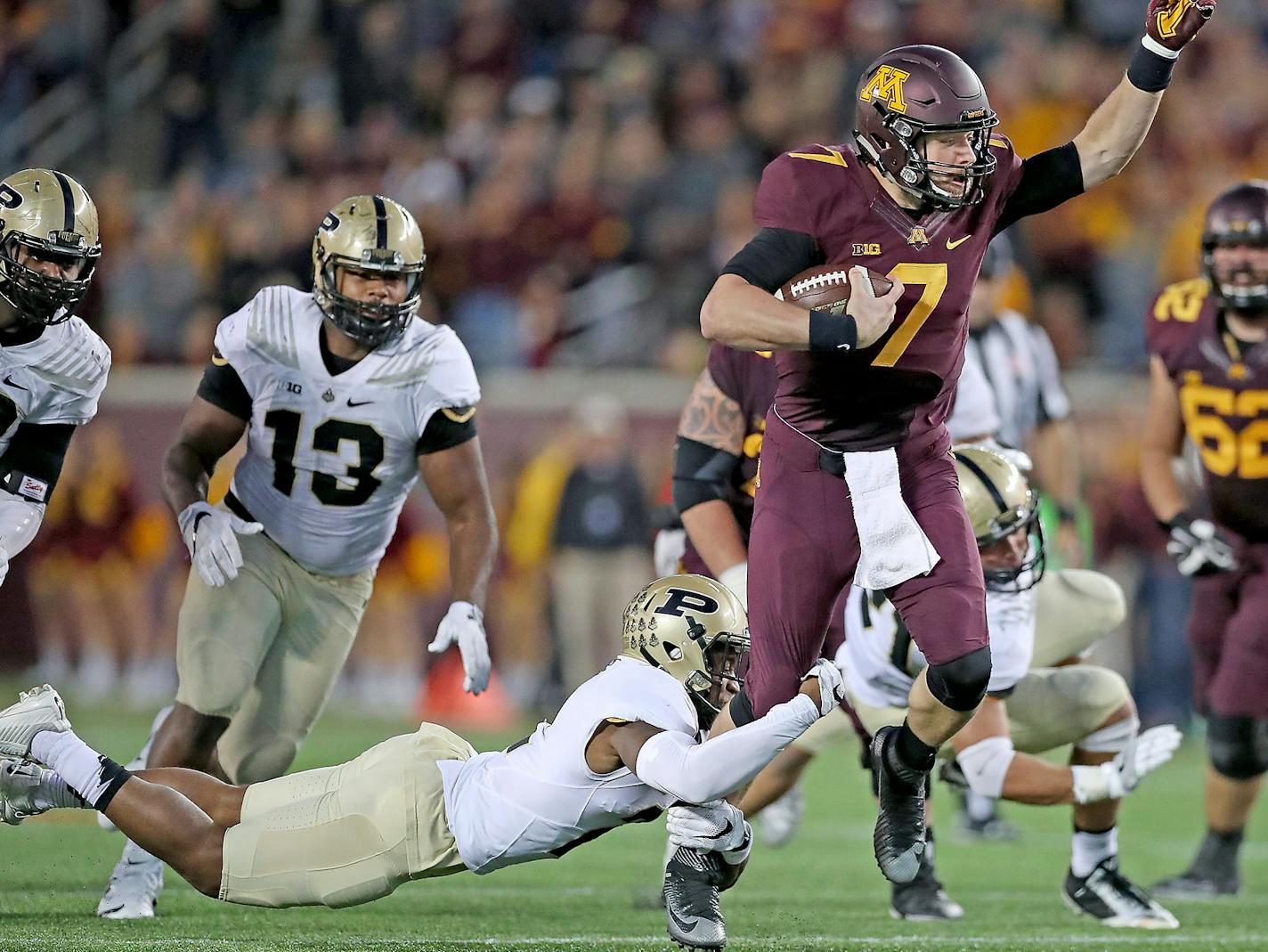 Minnesota's quarterback Mitch Leidner ran the ball for a first down despite defensive pressure by Purdue's cornerback Da'Wan Hunte during the fourth quarter as Minnesota took on Purdue at TCF Bank Stadium, Saturday, November 5, 2016 in Minneapolis, MN. ] (ELIZABETH FLORES/STAR TRIBUNE) ELIZABETH FLORES &#x2022; eflores@startribune.com