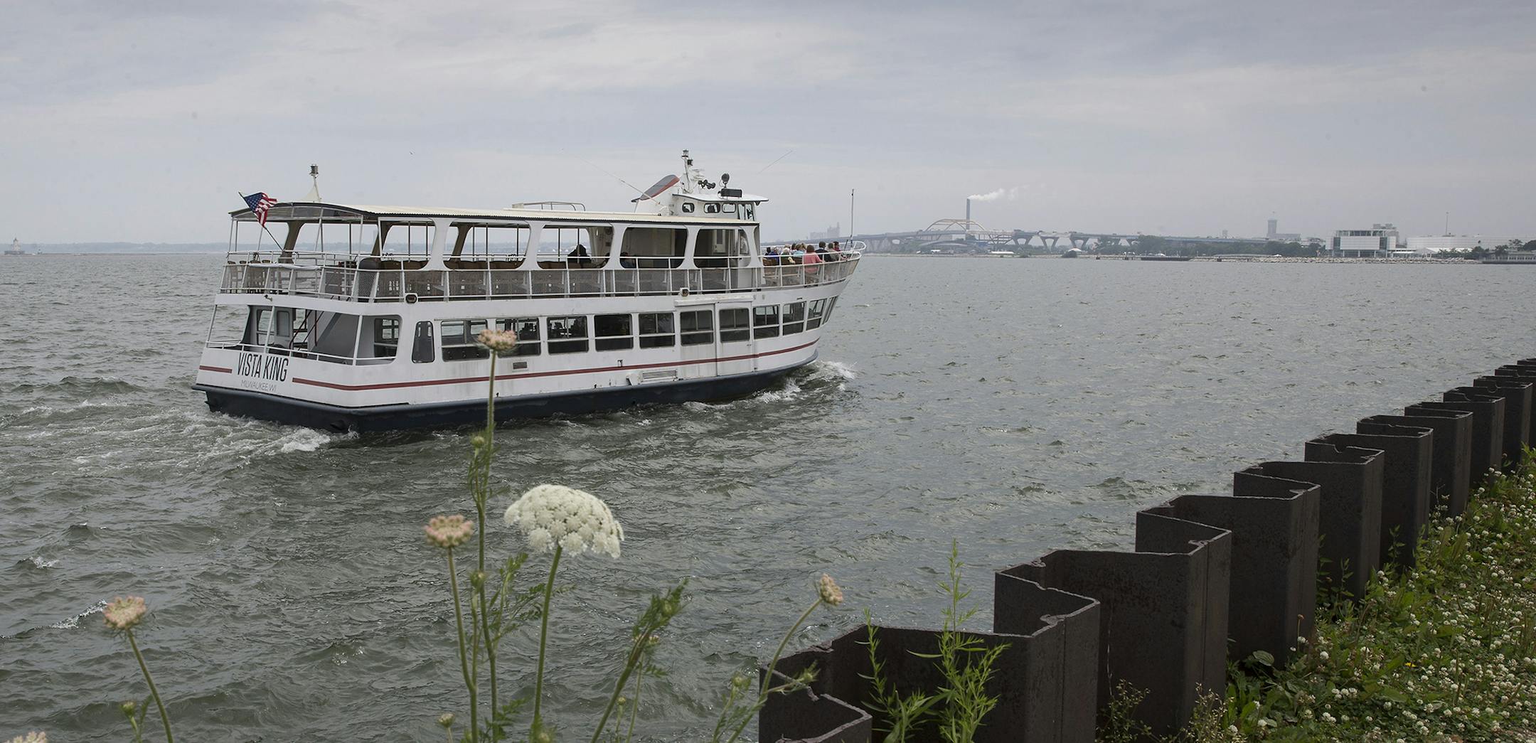 A tour boat on Lake Michigan near downtown Milwaukee, Wis., July 16, 2015. A plan to pump water from nearby Lake Michigan to fix a growing contamination problem in the town of Waukesha, Wisconsin's aquifer runs afoul of a landmark 2008 compact amongst the eight states that touch one of the Great Lakes. (Andrew Nelles/The New York Times) ORG XMIT: MIN2015121113341524
