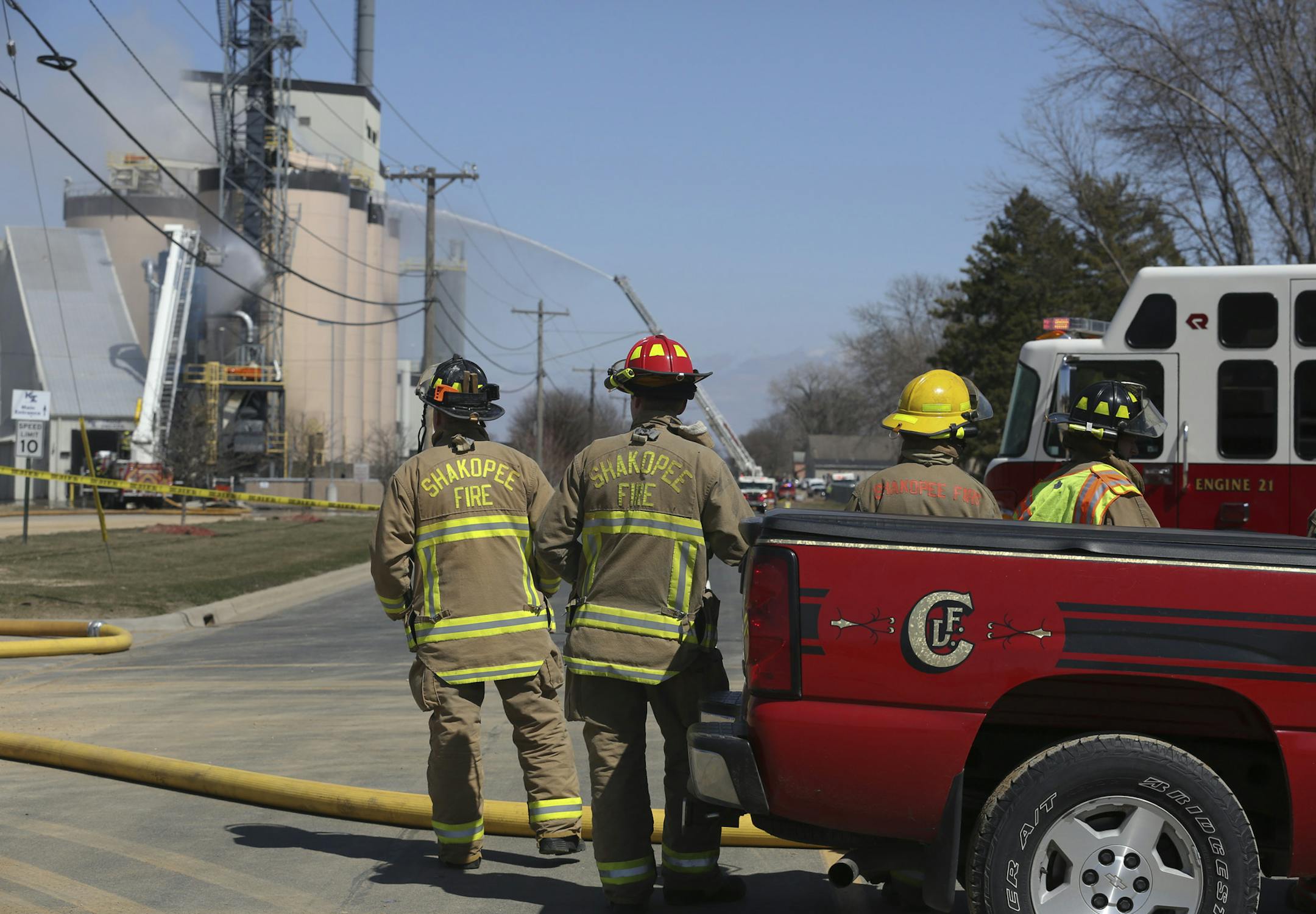 Shakopee fire fighters watched as crews watered down silos one and four after an explosion in the afternoon at an energy plant that is a joint venture between Koda Energy and Rahr Malting in Shakopee Min., Thursday, April 25, 2013. ] (KYNDELL HARKNESS/STAR TRIBUNE) kyndell.harkness@startribune.com