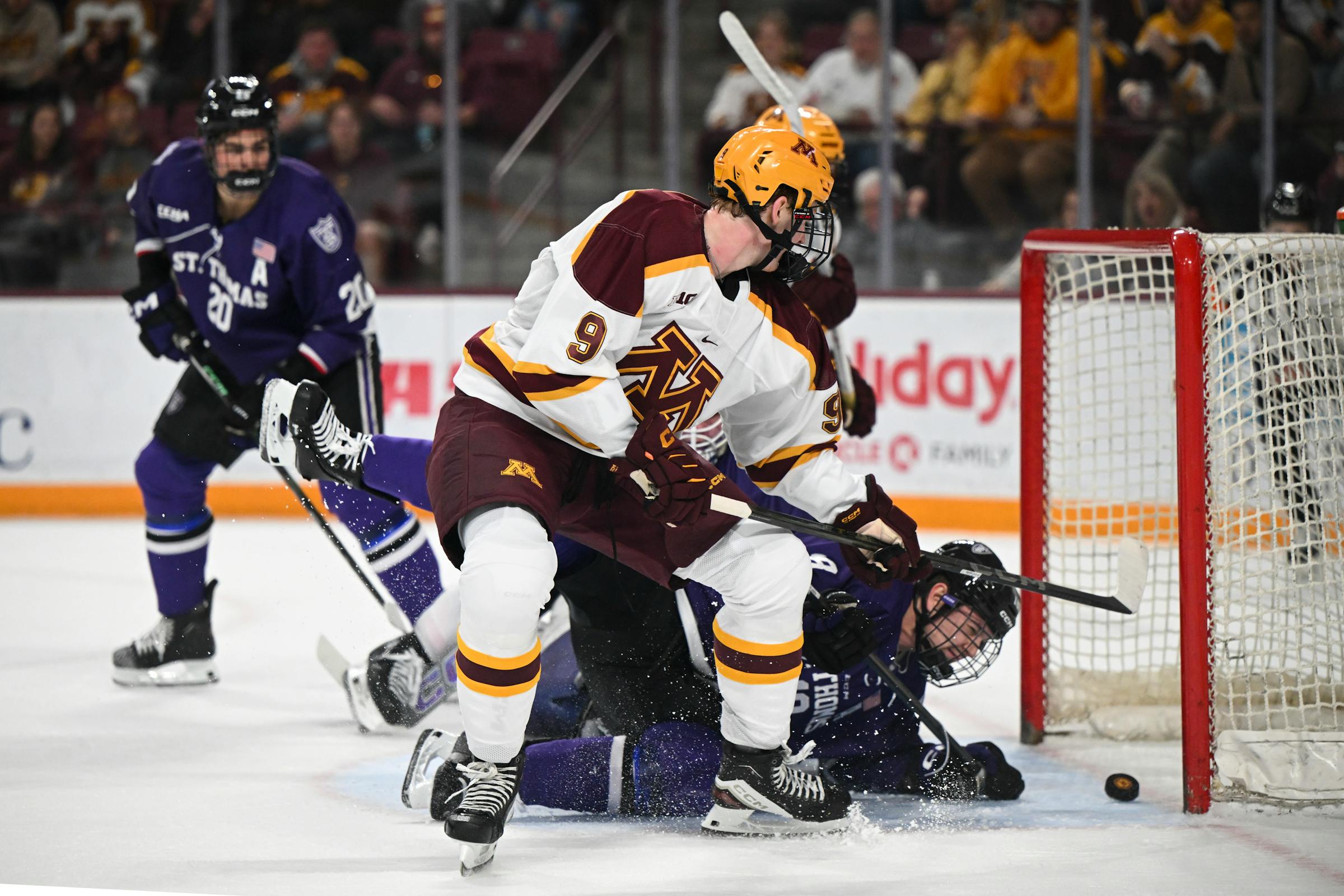 Gophers men's hockey beats St. Thomas 7-1