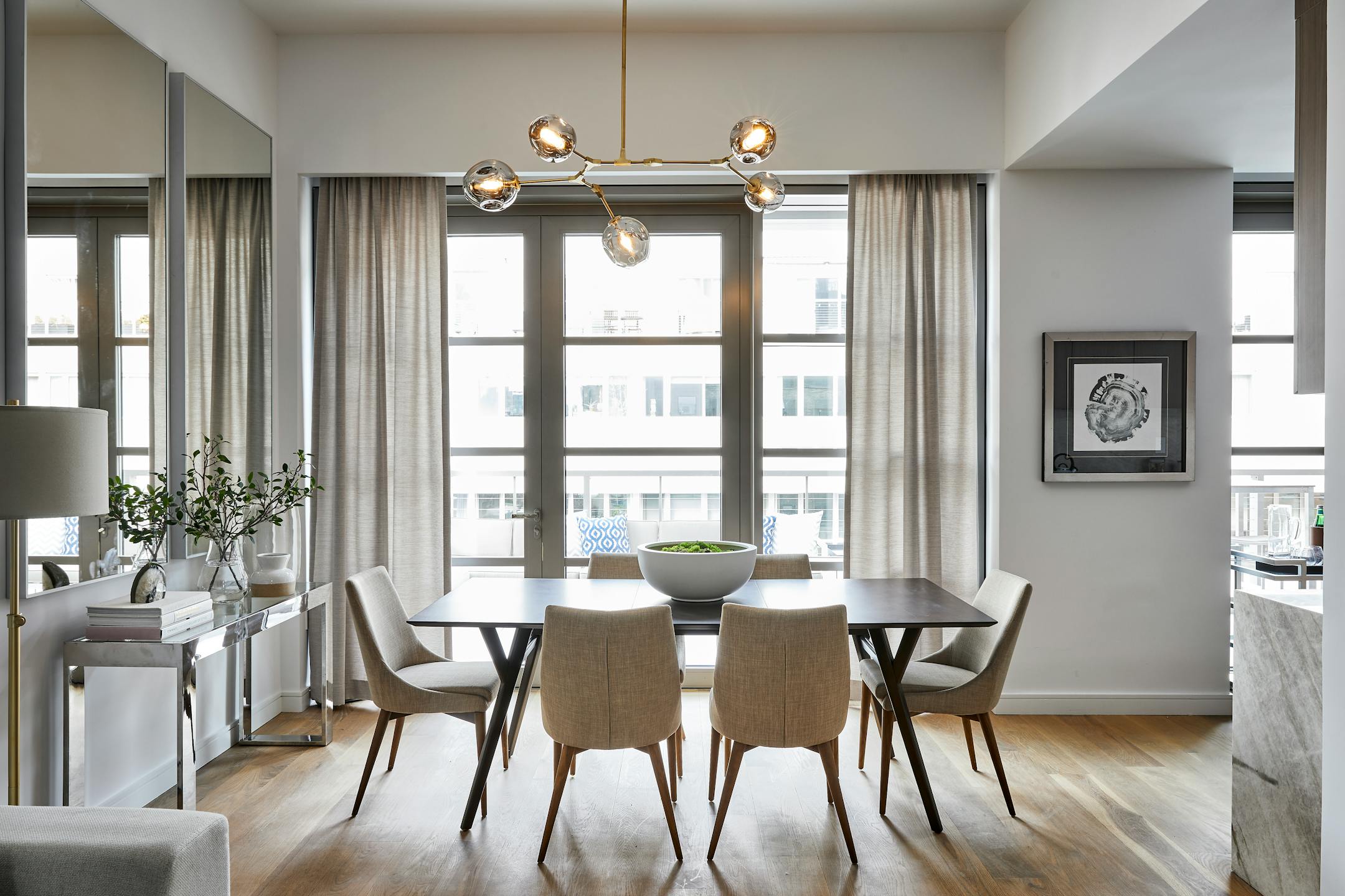 Mirrors hung vertically in this dining space help add light and create the illusion of an additional set of windows. (Cathy Hobbs/TNS) ORG XMIT: 5070476W