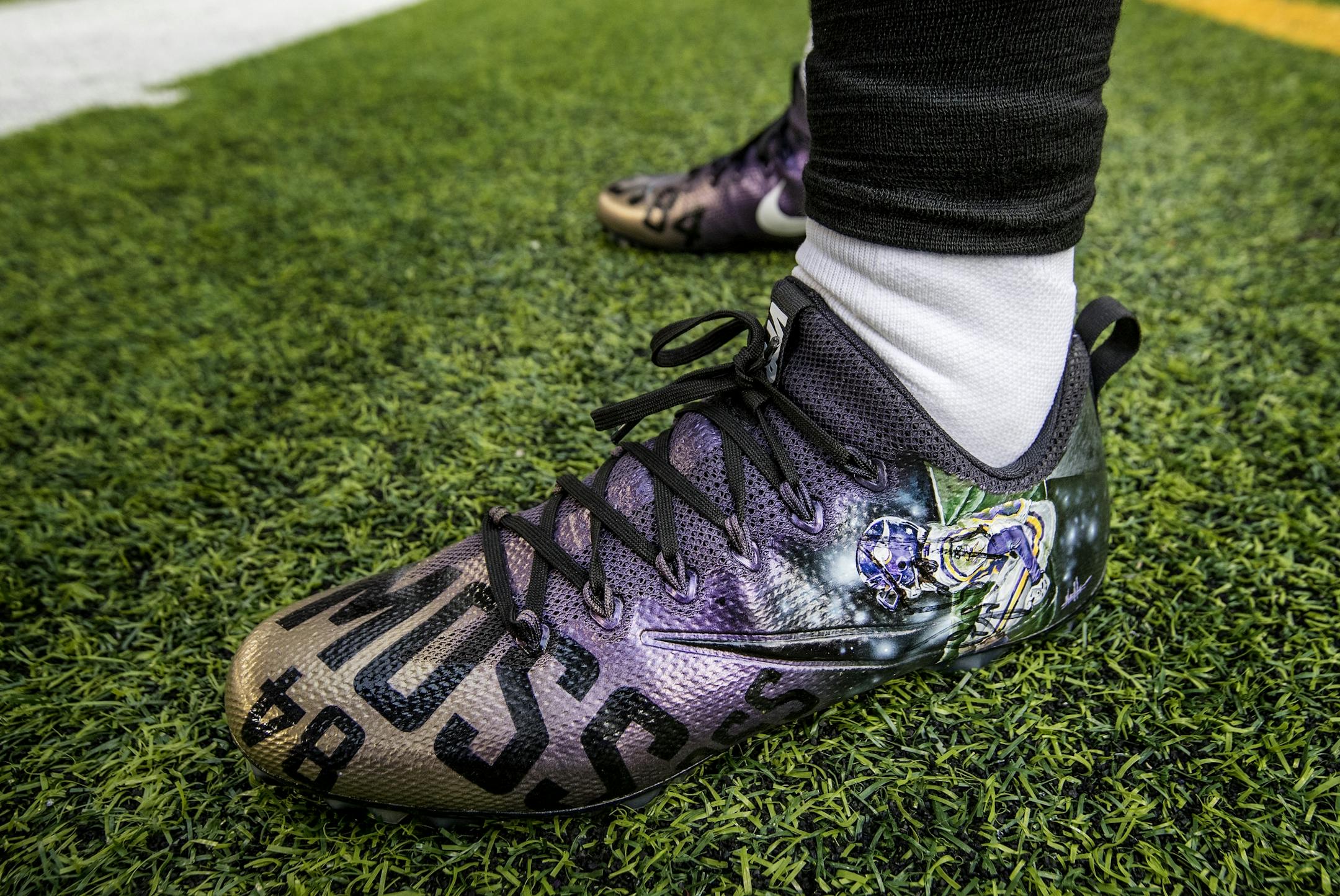 Minnesota Vikings receiver Stefon Diggs got an autograph from Randy Moss on his special Moss tribute cleats during pregame warm ups.