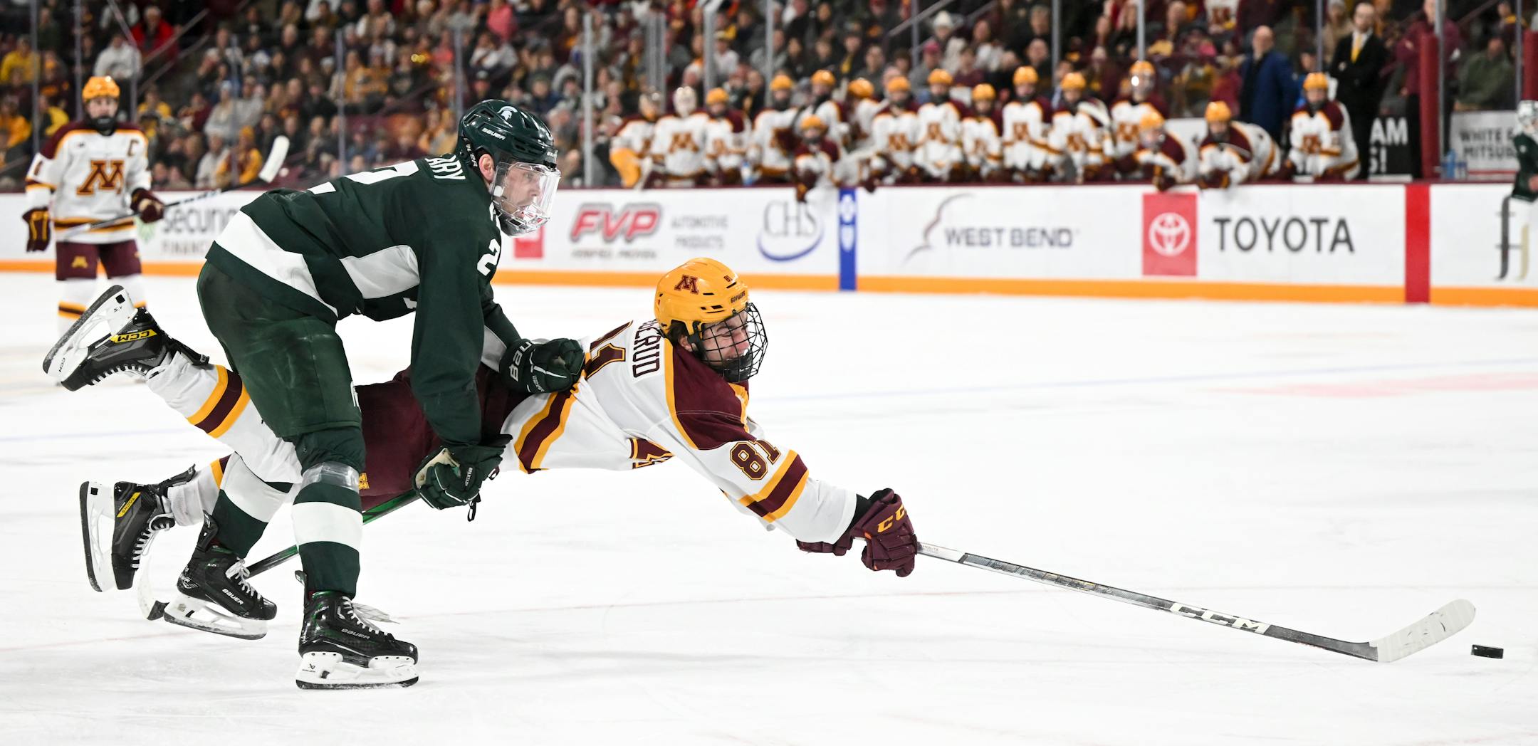 Minnesota left wing Jimmy Snuggerud (81) attempts a diving shot as he's defended by Michigan St. defenseman Patrick Geary (2) during the third period Friday, Nov. 24, 2023 at the 3M Arena at Mariucci in Minneapolis, Minn.. ] AARON LAVINSKY • aaron.lavinsky@startribune.com
