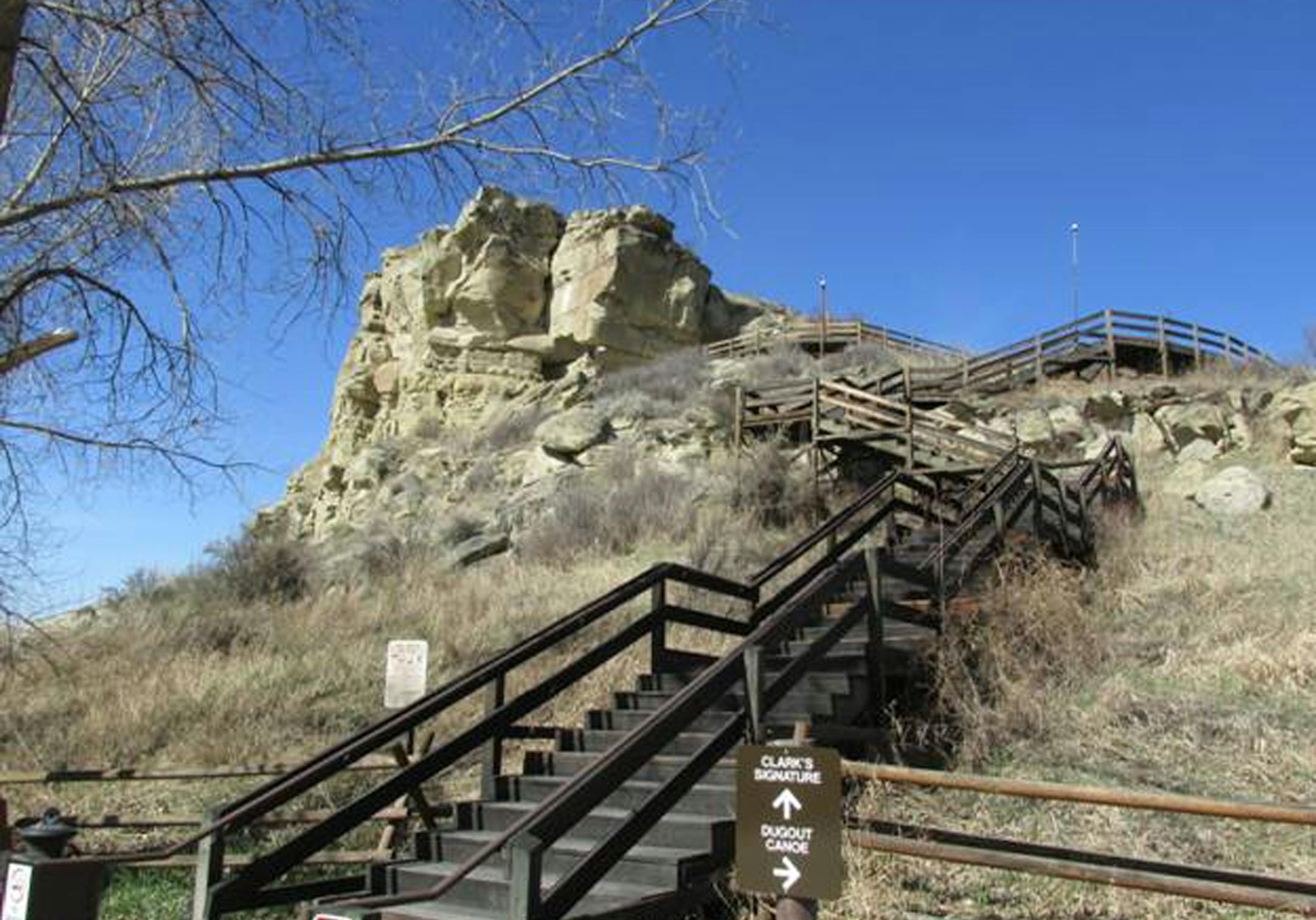 The walkway leading to Pompeys Pillar.
