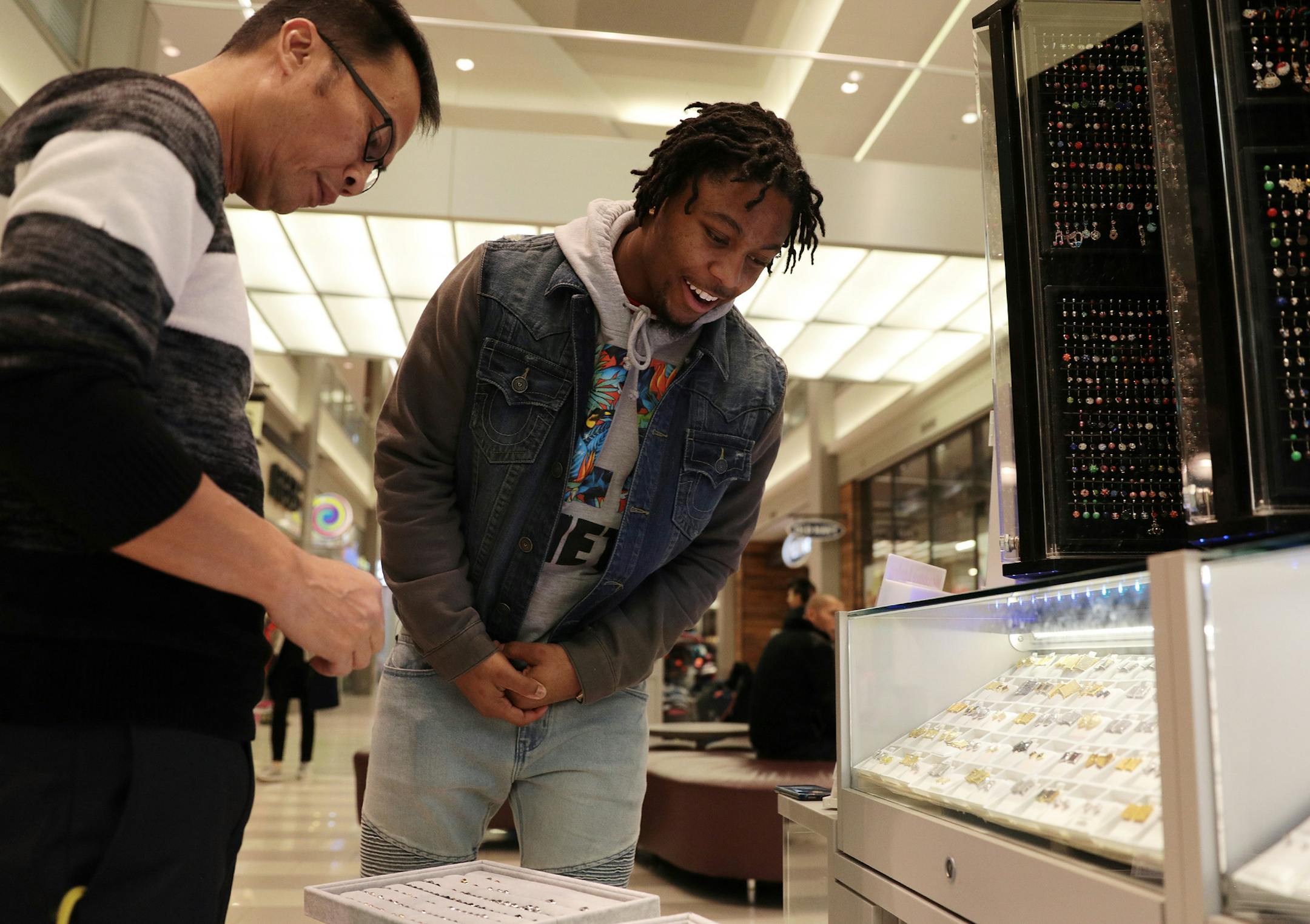 Rodney Smith shops for jewelry at a kiosk at the Mall of America. ] ANTHONY SOUFFLE &#x2022; anthony.souffle@startribune.com Gophers running back Rodney Smith went shopping Friday, Dec. 9, 2016 at the Mall of America in Bloomington, Minn. Originally from Georgia, Smith took off this year, ranking high among Big Ten running backs in touchdowns and yards.