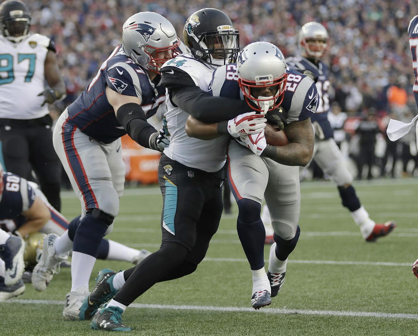 New England Patriots running back James White (28) runs against Jacksonville Jaguars linebacker Myles Jack (44) to the end zone for a touchdown during the first half of the AFC championship NFL football game, Sunday, Jan. 21, 2018, in Foxborough, Mass. (AP Photo/David J. Phillip)