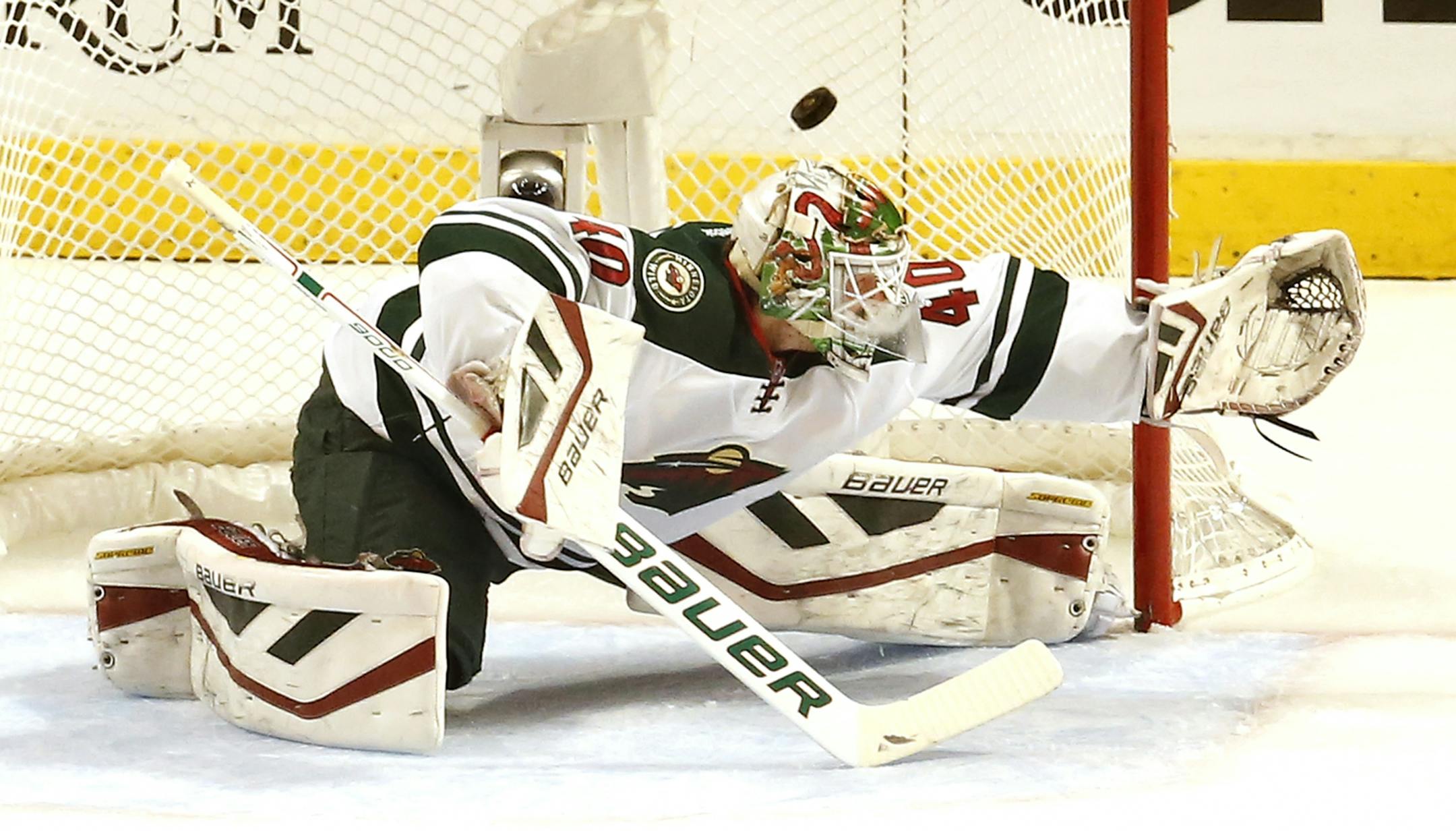 Patrick Kane got the puck past Wild goalie Devan Dubnyk (40) for a goal in the first period.