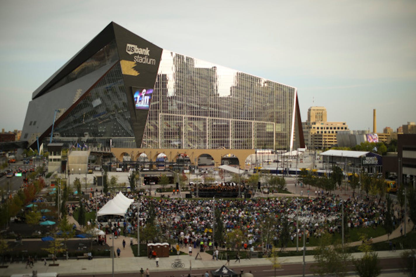 In a view from the Edition Residences overlooking the park, Osmo V'nsk' and the Minnesota Orchestra performed for thousands at The Commons in Downtown East Tuesday evening.   ]  JEFF WHEELER ' jeff.wheeler@startribune.com