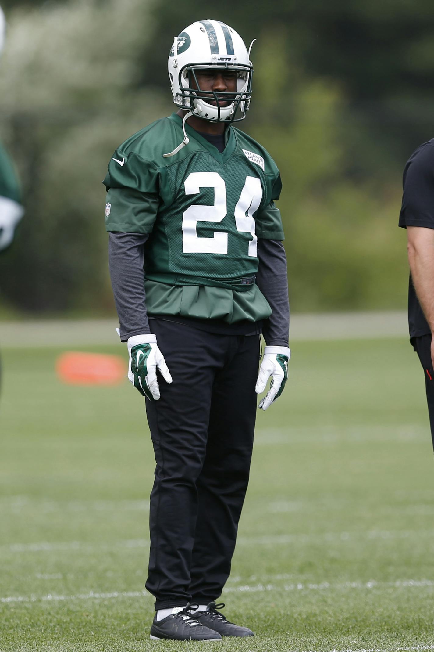 New York Jets cornerback Darrelle Revis looks on during NFL football mini camp, Tuesday, June 9, 2015, in Florham Park, N.J. (AP Photo/Julio Cortez) ORG XMIT: NJJC10