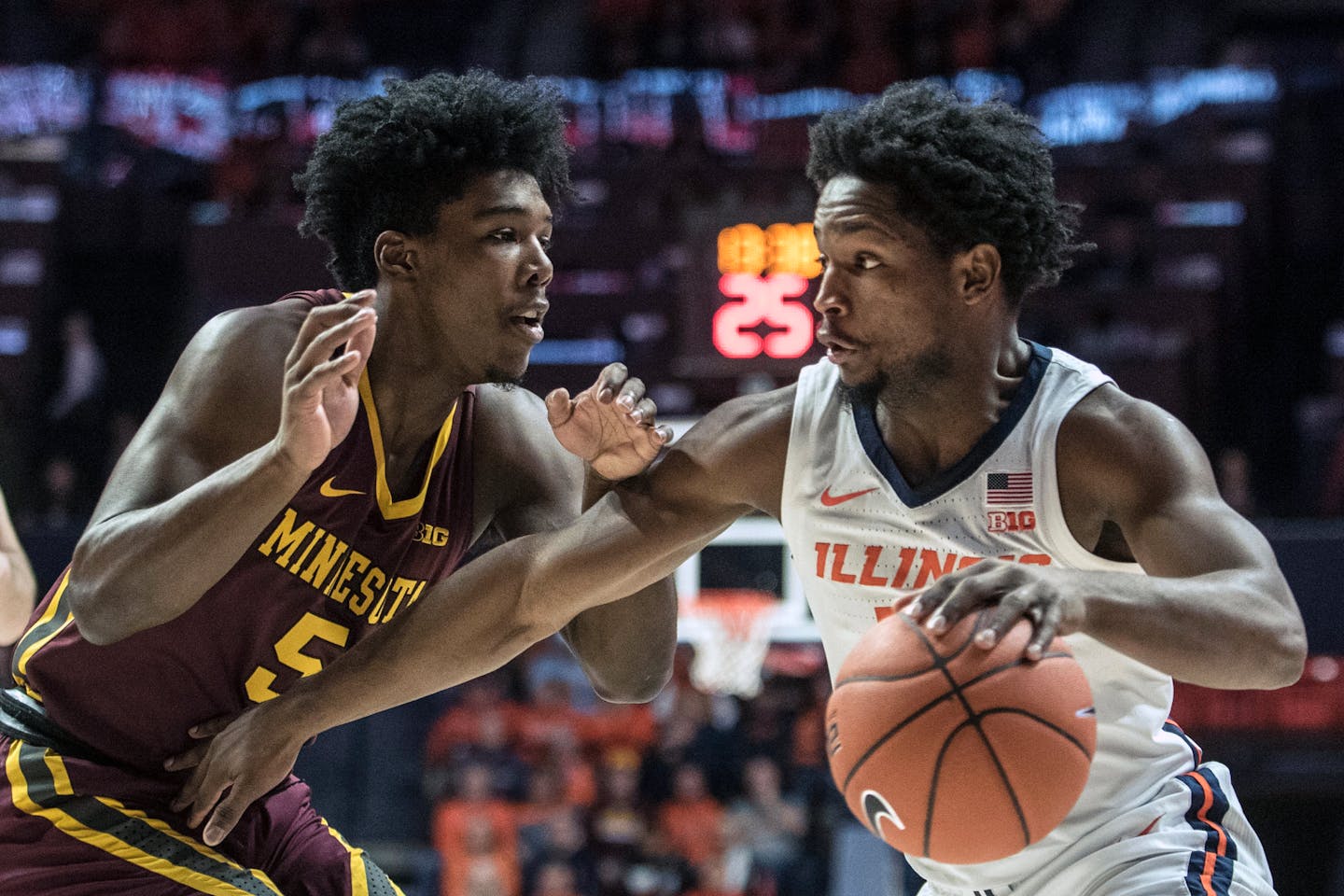 Illinois' Andres Feliz drives past Minnesota defender Marcus Carr in the first half