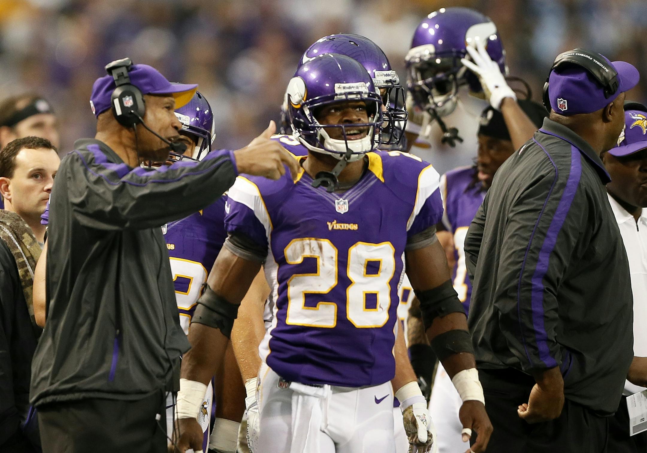 Vikings coach Leslie Frazier talked with Adrian Peterson during the second quarter against Detroit.