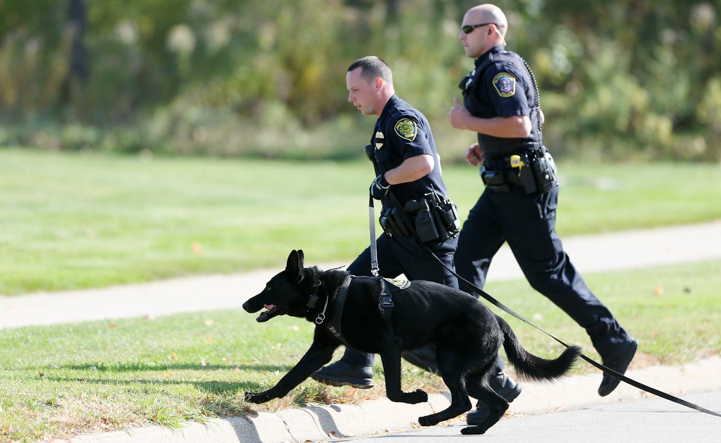 Police with dogs searched for a suspect with dogs at Normadale Community College Wednesday October 21, 2015 in Bloomington, MN. ] Jerry Holt/ Jerry.Holt@Startribune.com