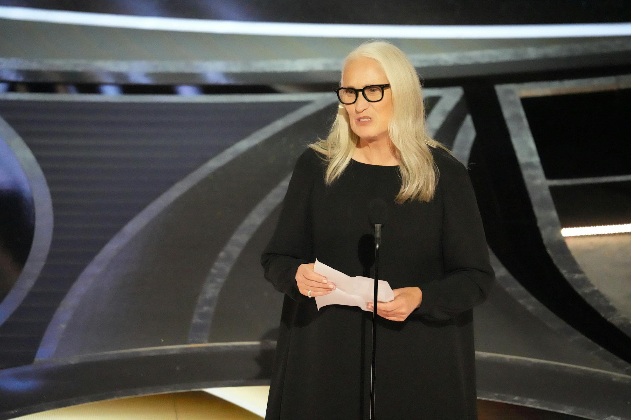 Jane Campion accepts the award for best director for "The Power of the Dog" during the 94th Academy Awards at the Dolby Theatre in Los Angeles, on Sunday, March 27, 2022. (Ruth Fremson/The New York Times)