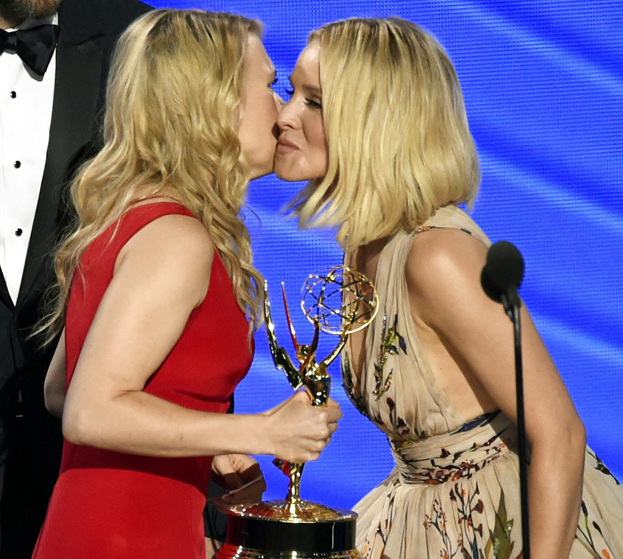 Kate McKinnon, left, accepts the award for outstanding supporting actress in a comedy series for ìSaturday Night Liveî from Kristen Bell at the 68th Primetime Emmy Awards on Sunday, Sept. 18, 2016, at the Microsoft Theater in Los Angeles. (Photo by Chris Pizzello/Invision/AP)