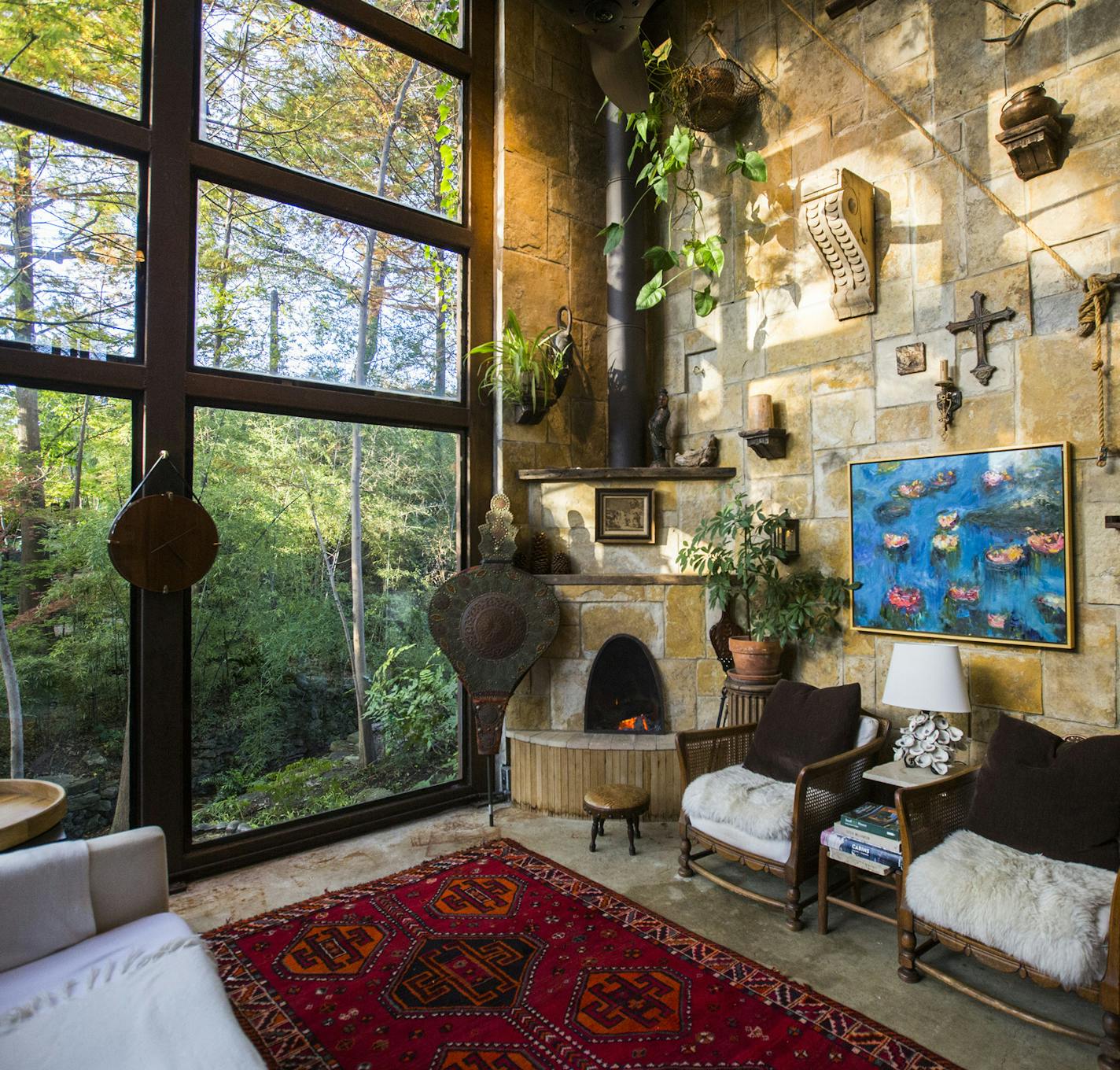 The living room of an Airbnb house affectionately known as the "tree house" on Monday, November 13, 2018 in Dallas. The rental home was named the most wish-listed Airbnb in Dallas. (Ashley Landis/The Dallas Morning News/TNS) ORG XMIT: 1249831