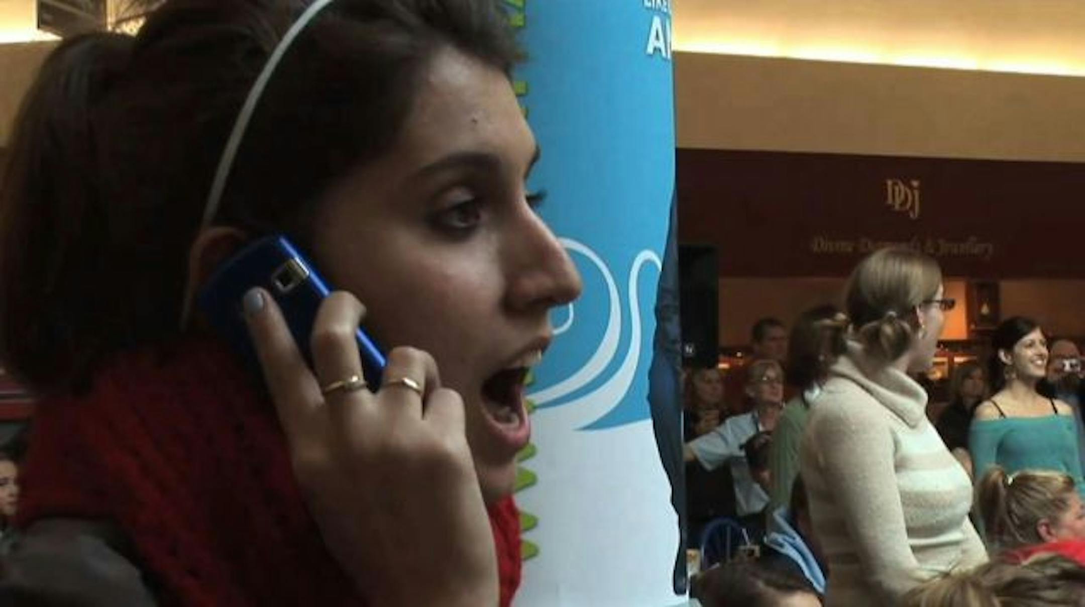 This woman started the "Hallelujah Chorus" in an Ontario mall by singing the opening lines into her cell phone.