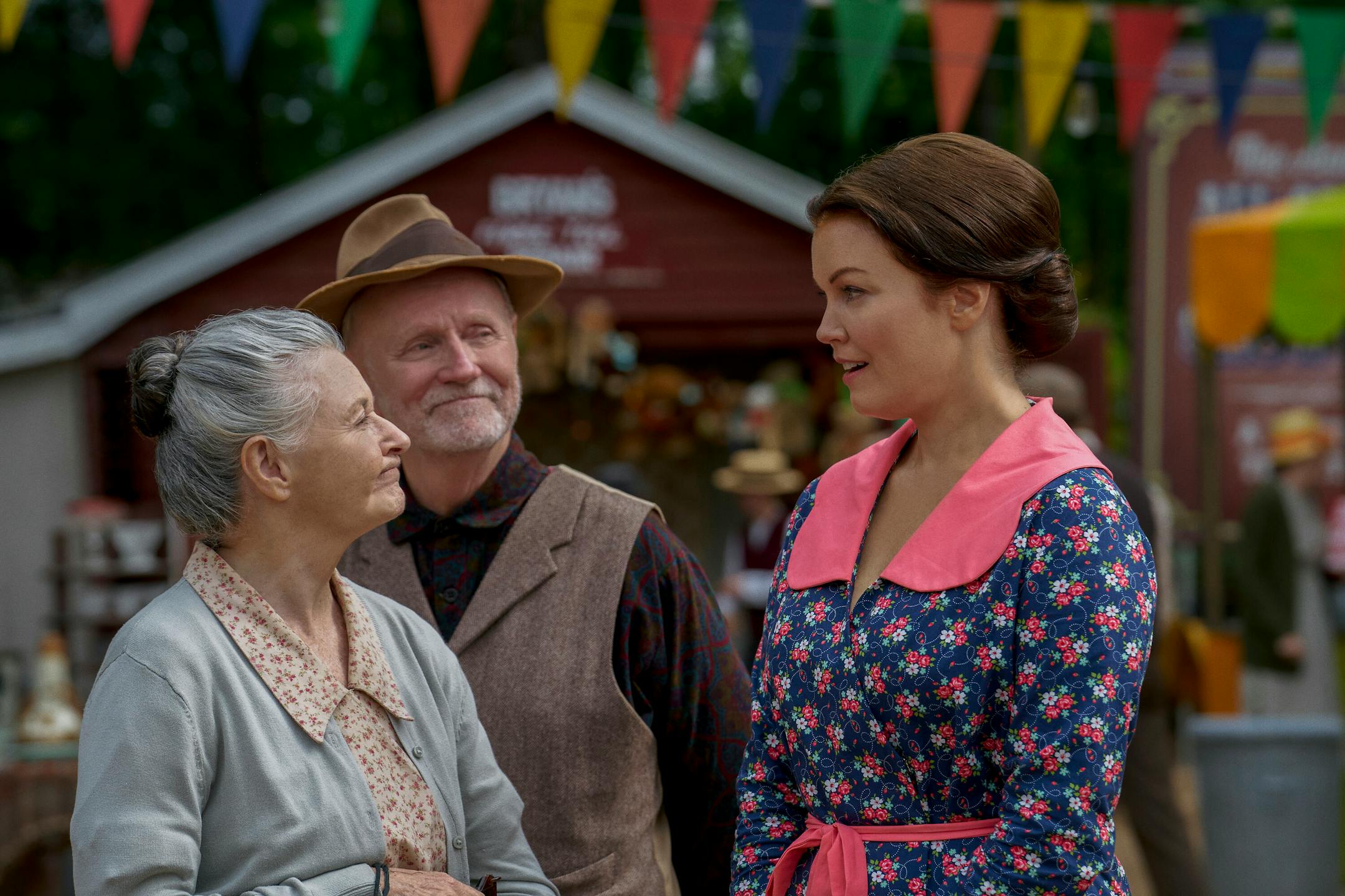 Specials — "A Waltons Thanksgiving" — Image Number: WALc_0181r — Pictured (L - R): Rebecca Coon as Grandma Walton, Alpha Trivette as Grandpa Walton, and Bellamy Young as Olivia Walton — Photo: Chris Reel / The CW — © 2022 The CW Network, LLC. All Rights Reserved.