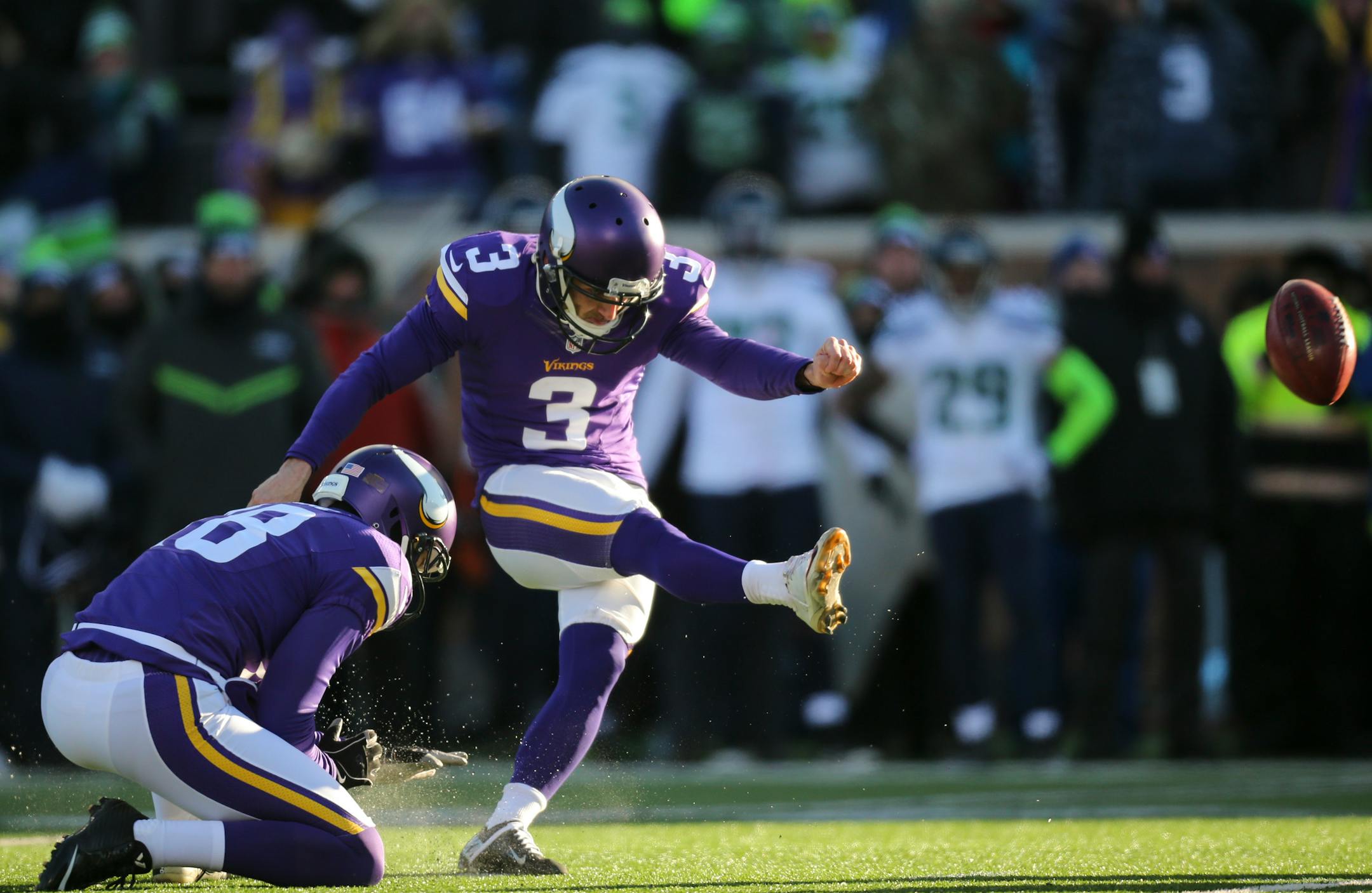 Vikings kicker Blair Walsh's chance for a game-winning 27-yard field goal sailed wide left at the end of the fourth quarter Sunday.