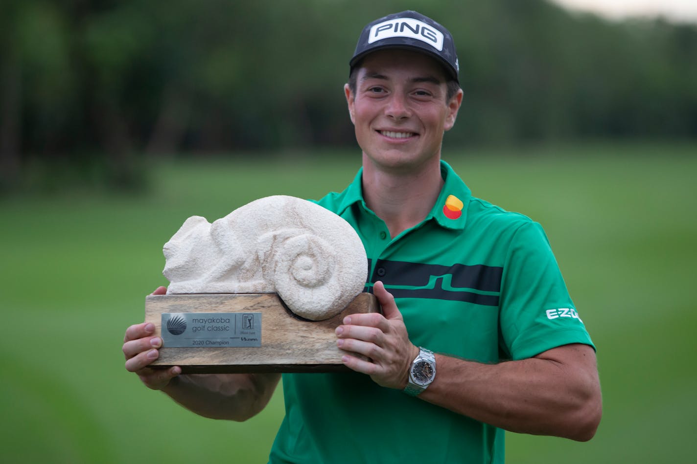 Viktor Hovland holds up the trophy after winning the Mayakoba Golf Classic in Playa del Carmen, Mexico