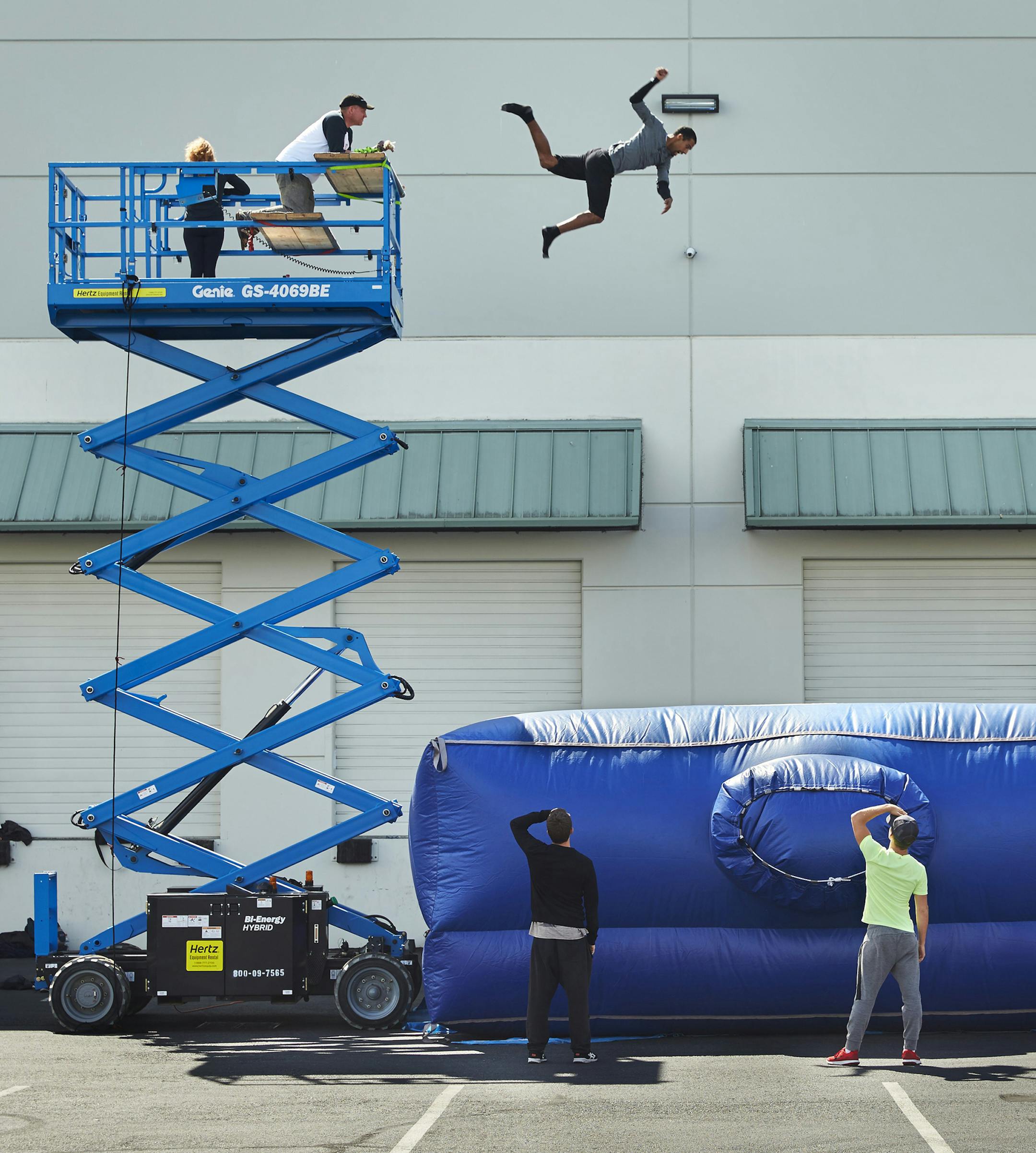 Diego Davila-Rivera practices a high fall. (Benjamin Benschneider/The Seattle Times/TNS) ORG XMIT: 1192302