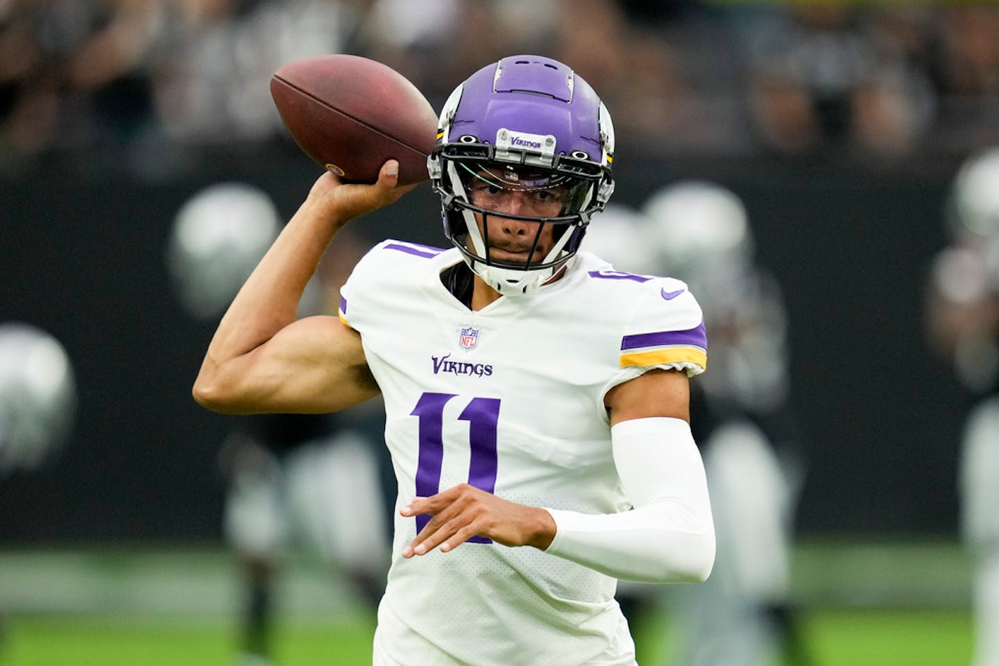 Minnesota Vikings quarterback Kellen Mond warms up Sunday.