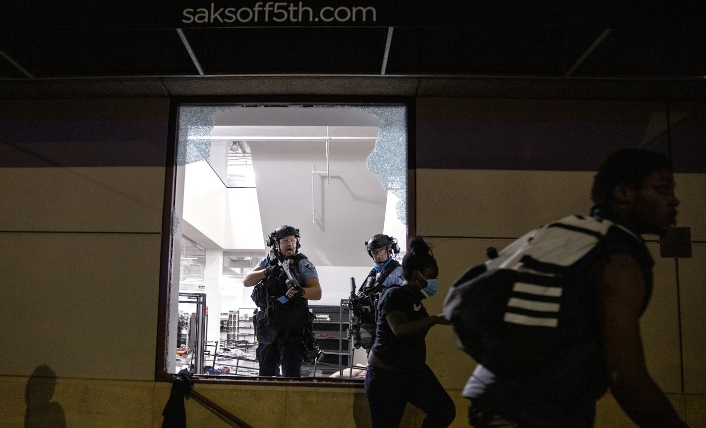 Police cleared out and secured Saks OFF 5th in downtown Minneapolis. ] CARLOS GONZALEZ • cgonzalez@startribune.com – Minneapolis, MN – August 26, 2020, One dead after altercation in downtown Minneapolis parking ramp.