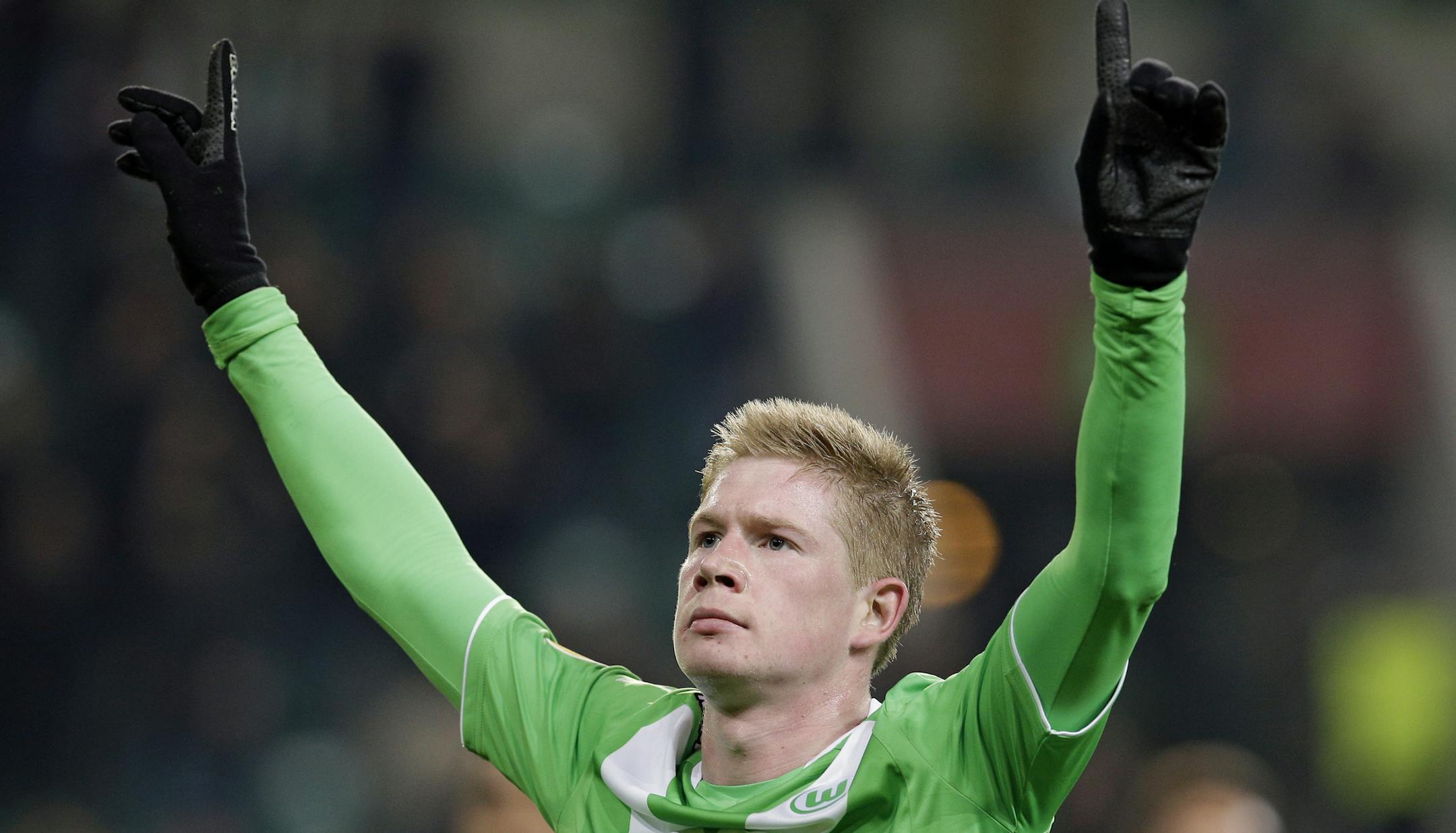 Wolfsburg's Kevin De Bruyne celebrates after scoring his side's thrid goal during the Europa League round of sixteen first leg soccer match between VfL Wolfsburg and FC Internazionale Milano in Wolfsburg, Germany, Thursday, March 12, 2015. (AP Photo/Michael Sohn) ORG XMIT: SOB122