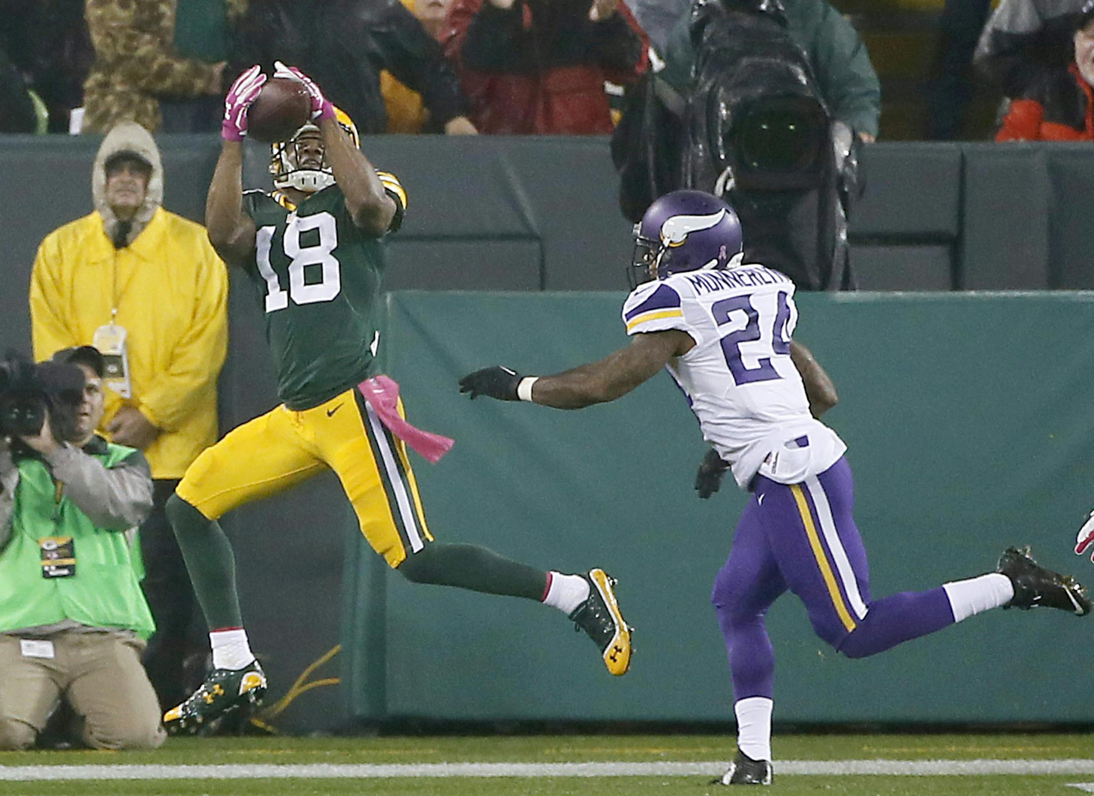 Green Bay Packers wide receiver Randall Cobb (18) caught a pass for a touchdown in the first quarter despite defensive pressure by Minnesota Vikings cornerback Captain Munnerlyn (24) as the Minnesota Vikings took on the Green Bay Packers at Lambeau Field, Thursday, October 2, 2014 in Green Bay, Wis. ] (ELIZABETH FLORES/STAR TRIBUNE) ELIZABETH FLORES ï eflores@startribune.com ORG XMIT: MIN1410022133052440