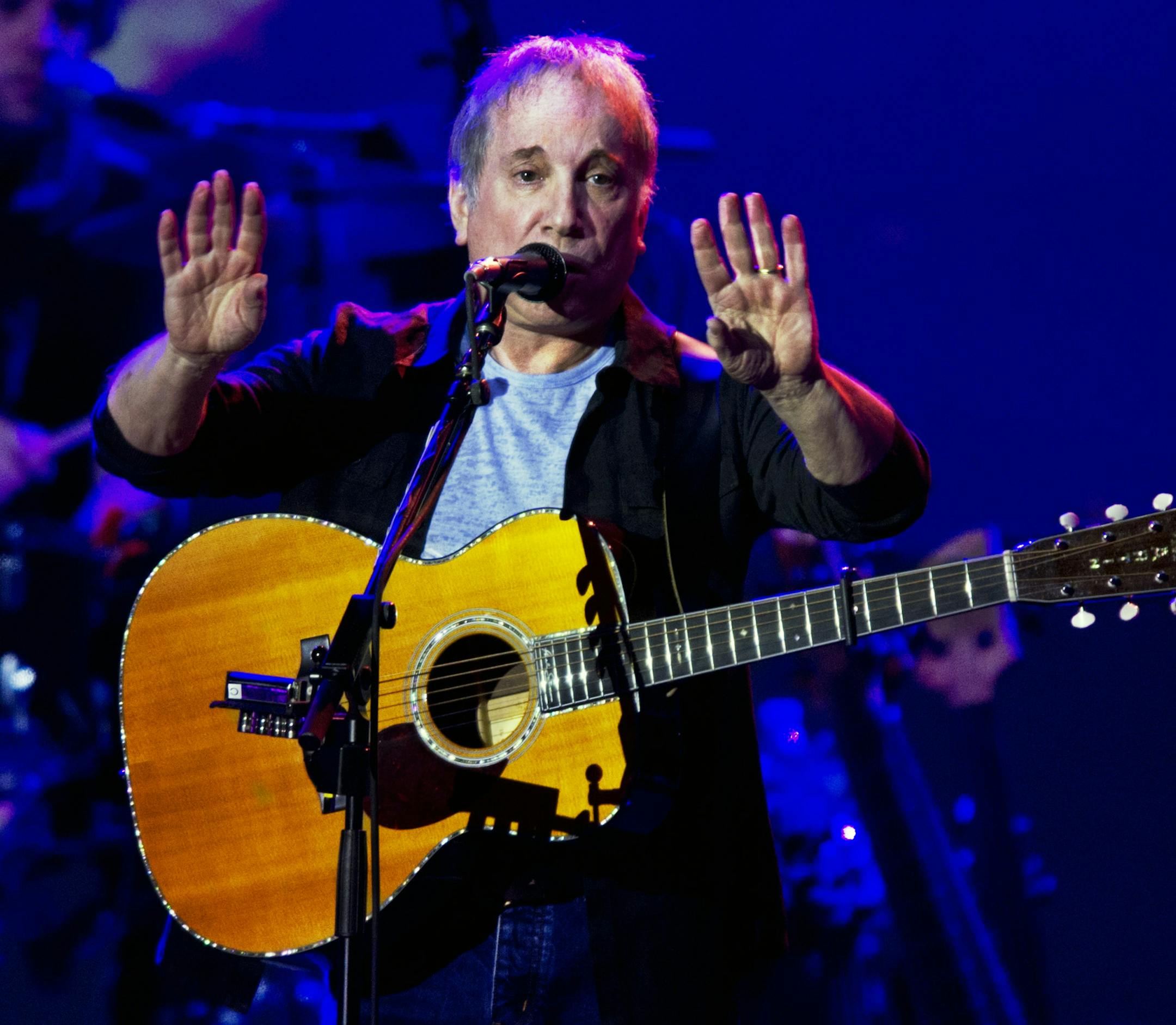 DAVID BREWSTER ¬• dbrewster@startribune.com Monday 05/02/11 Minneapolis PAUL SIMON CONCERN at Minneapolis Convention Center : ] Paul Simon played at his concert at the Minneapolis Convention Center Monday night.