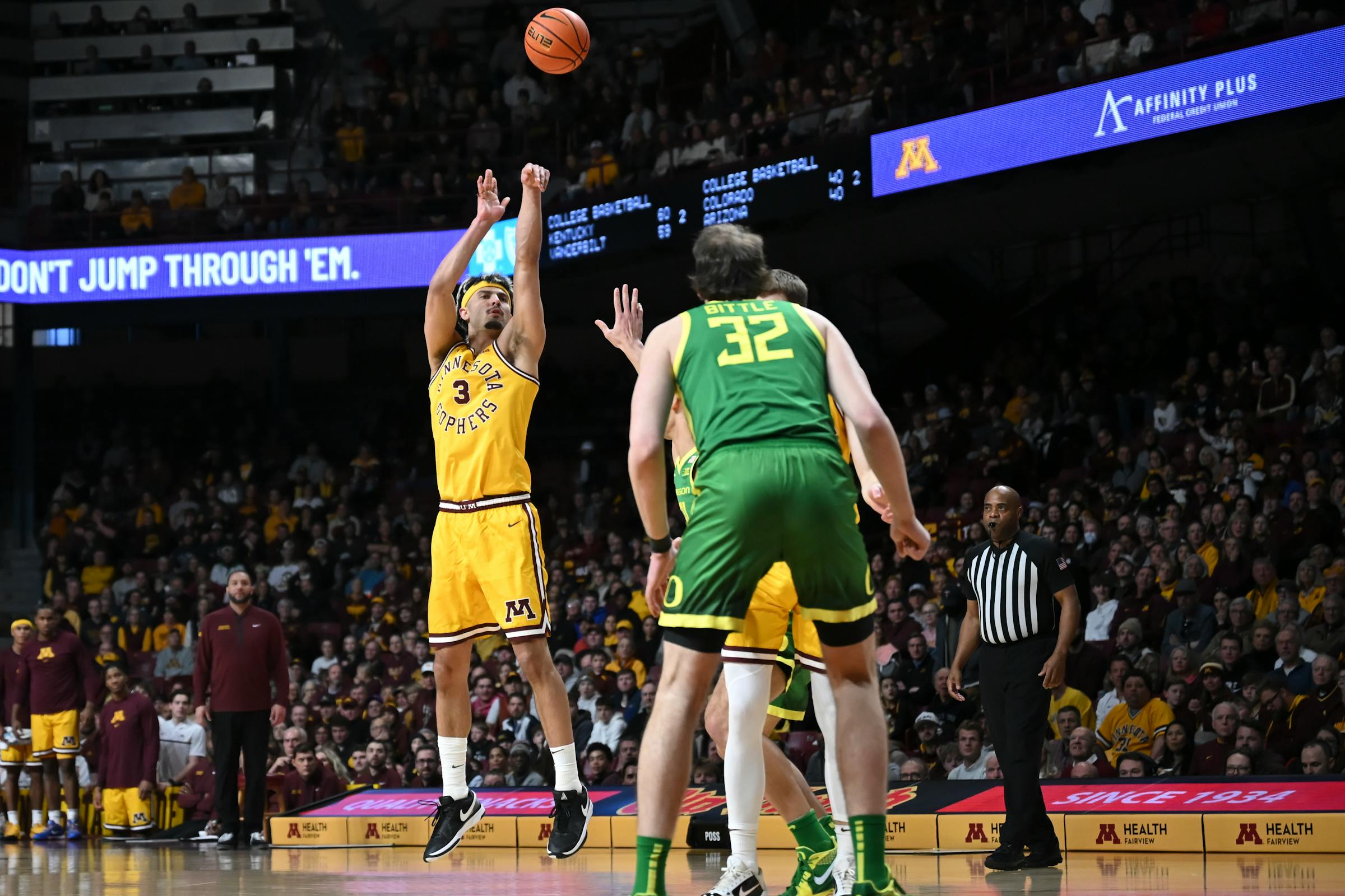 Gophers men’s basketball team enhances its uptick by overcoming No. 15 Oregon