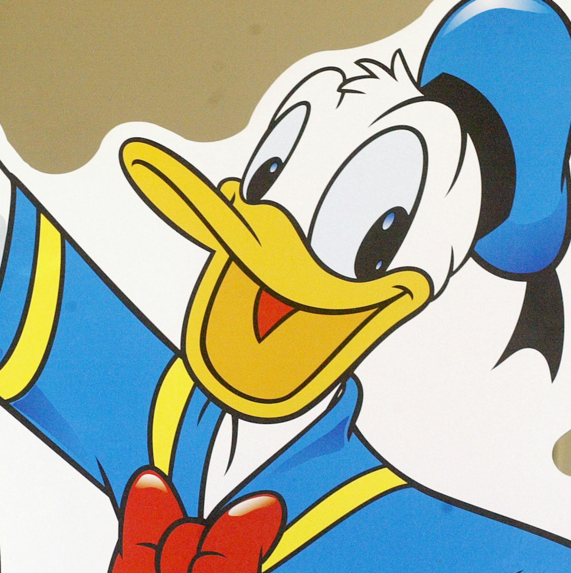 Der Chilene Vicar Arriagada Rios, genannt 'Vicar', posiert mit einer Donald Duck-Pappfigur vor einer Pressekonferenz in Berlin am Donnerstag, 3. Juni 2004. Vicar ist einer der bekanntesten Illustrator von Donald Duck-Geschichten und ist anlaesslich des 70sten "Geburtstages" von Donald Duck auf einer Promotionreise in Europa. (AP Photo/Markus Schreiber) --- Chilean illustrator Vicar Arriagada Rios, named 'Vicar', poses with a cardboard cutout of Disney character Donald Duck prior to a media confe