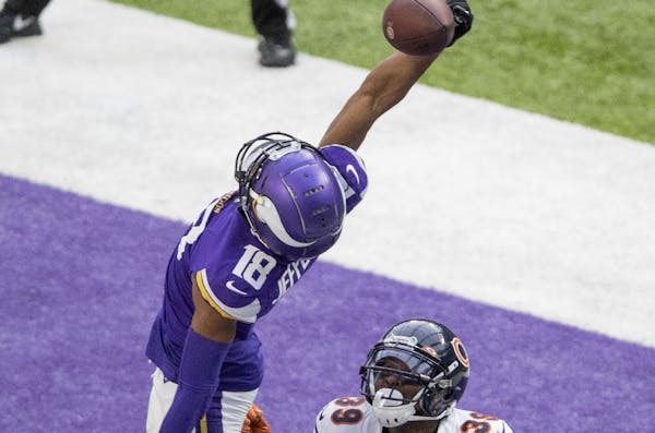 Minnesota Vikings receiver Justin Jefferson (18) could not come down with a high pass in the end zone in the second quarter.