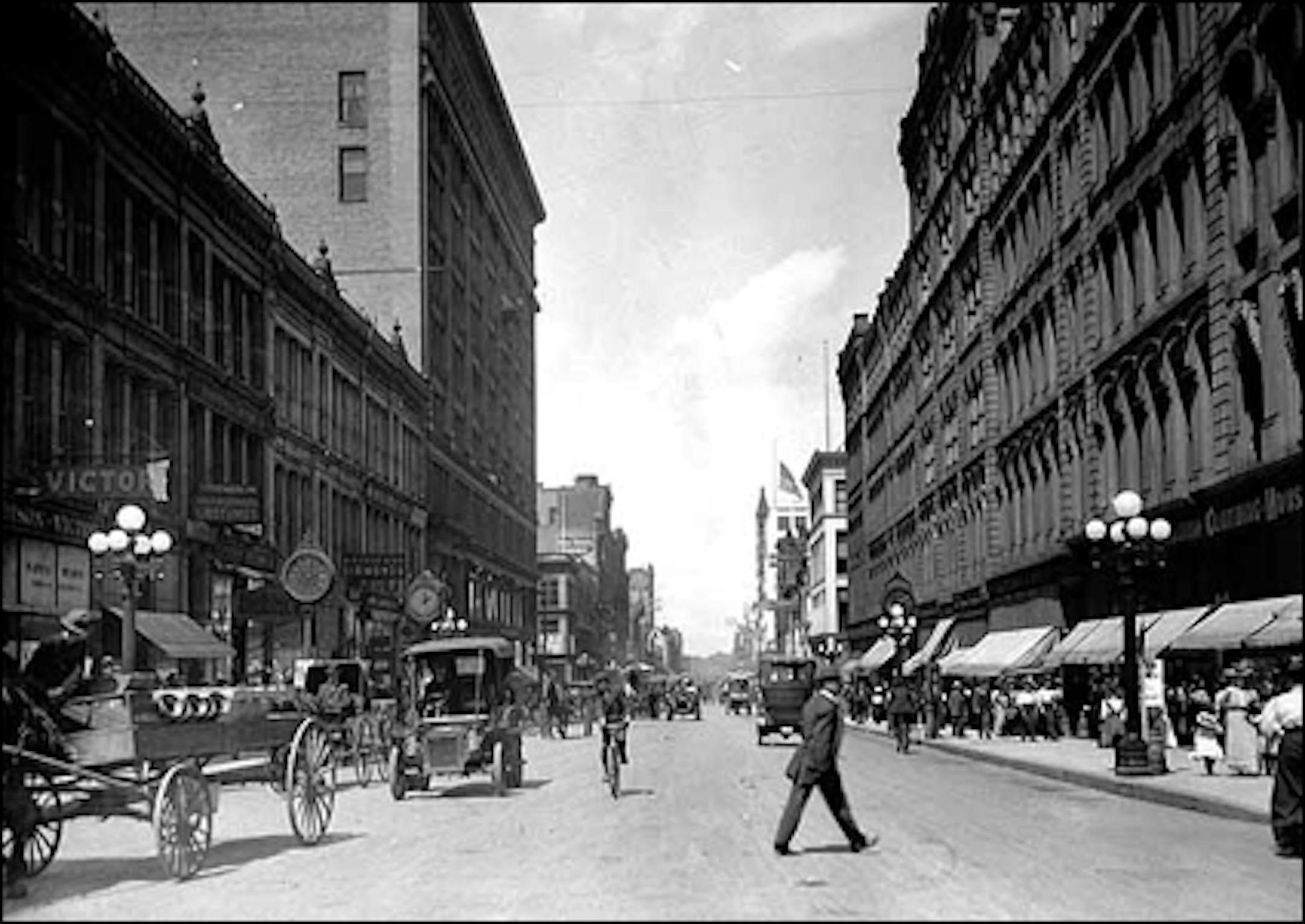 Nicollet Avenue at 6th Street, about 1910