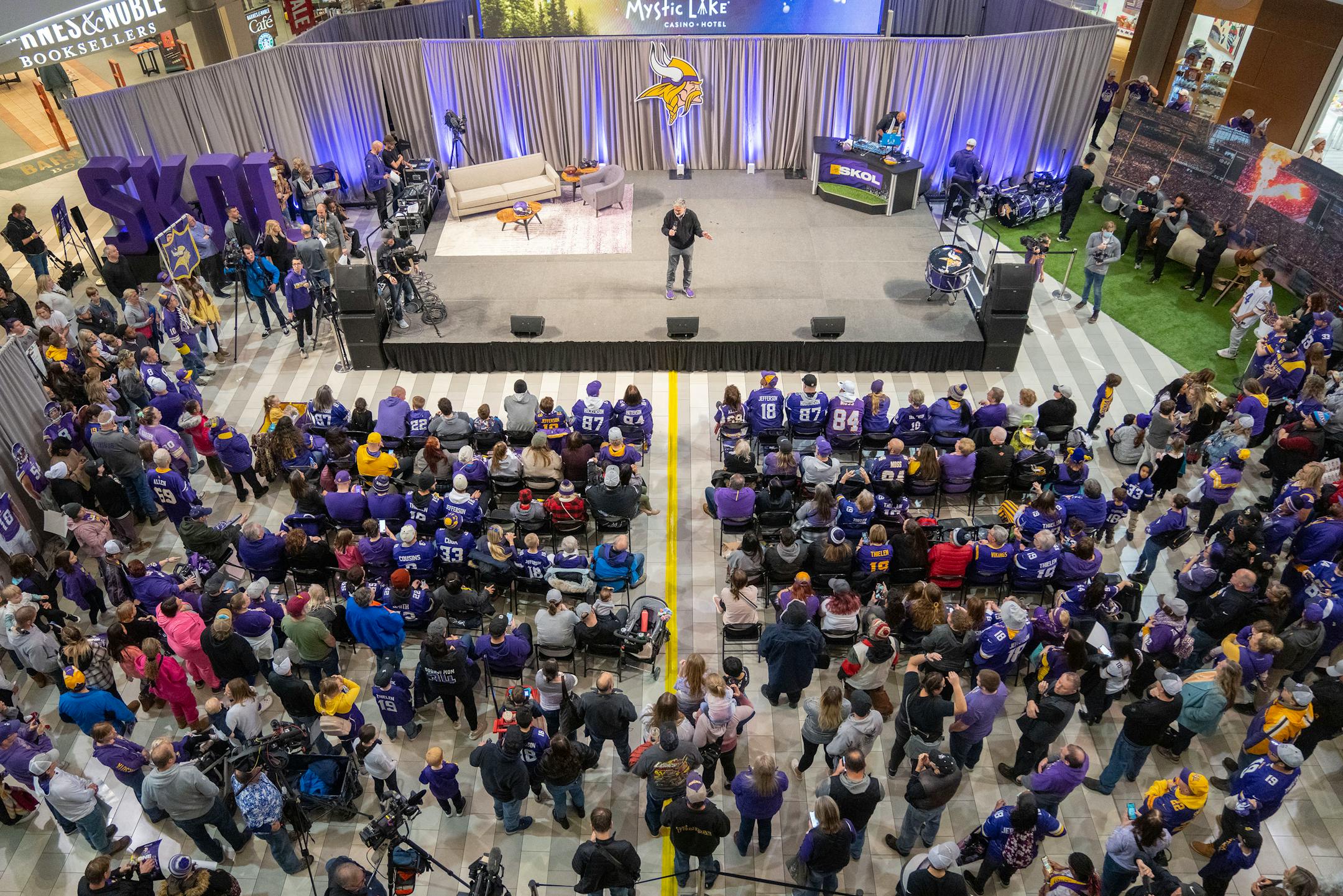 Paul Allen, a sports commentator for the Minnesota Vikings, speaks to the crowd during a Vikings fan rally.